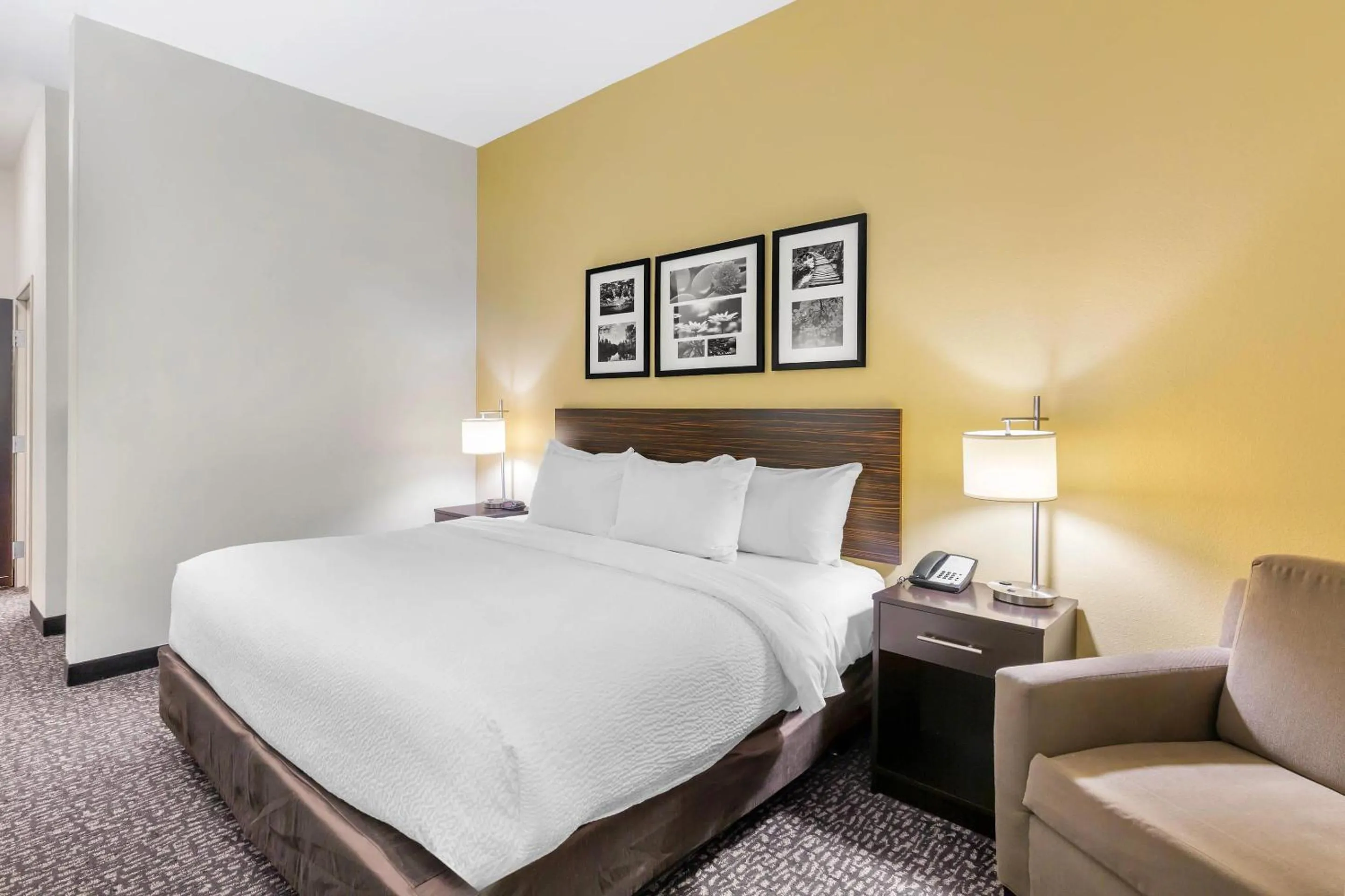 Bedroom, Bed in Sleep Inn & Suites Devils Lake