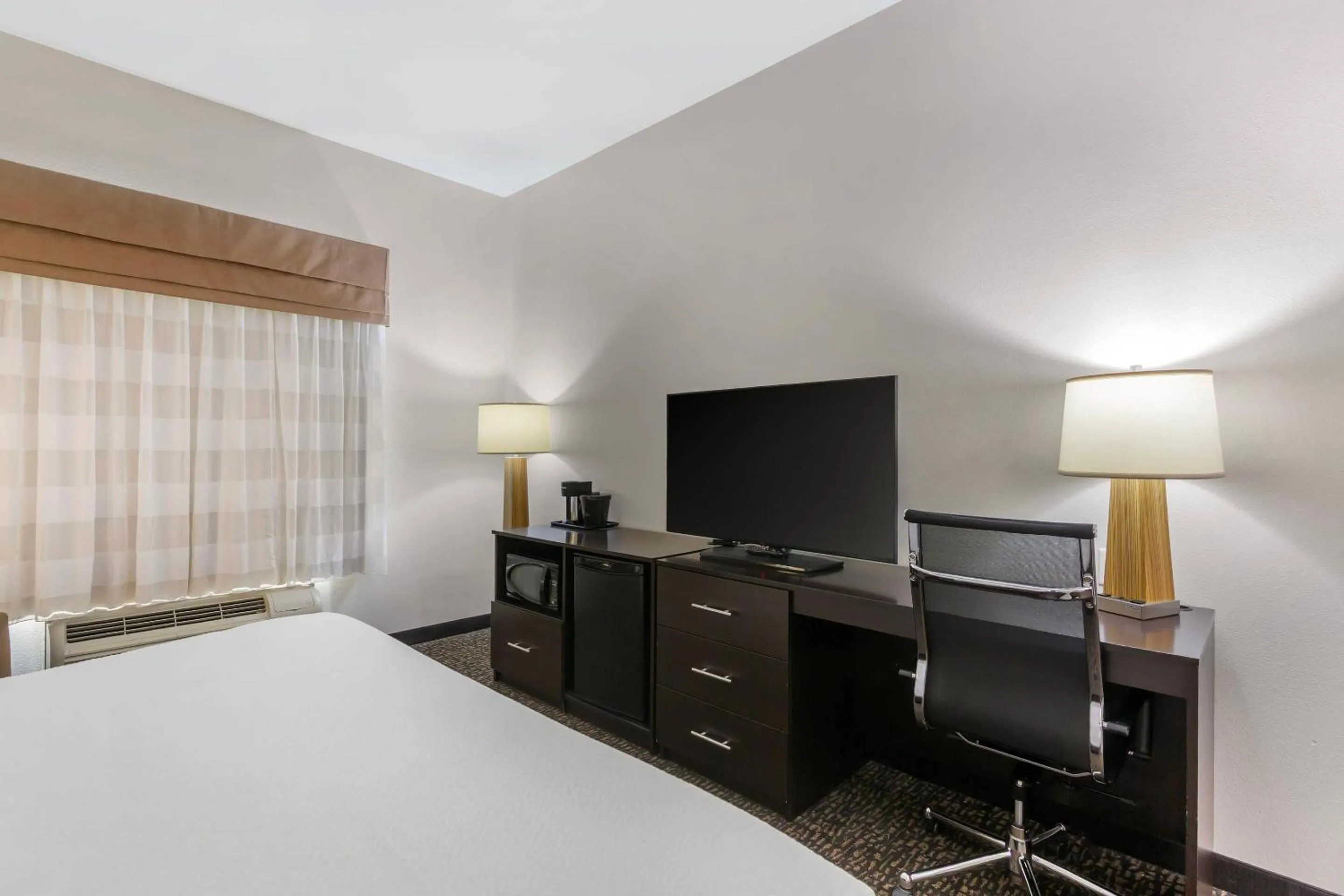 Bedroom, Bed in Sleep Inn & Suites Devils Lake