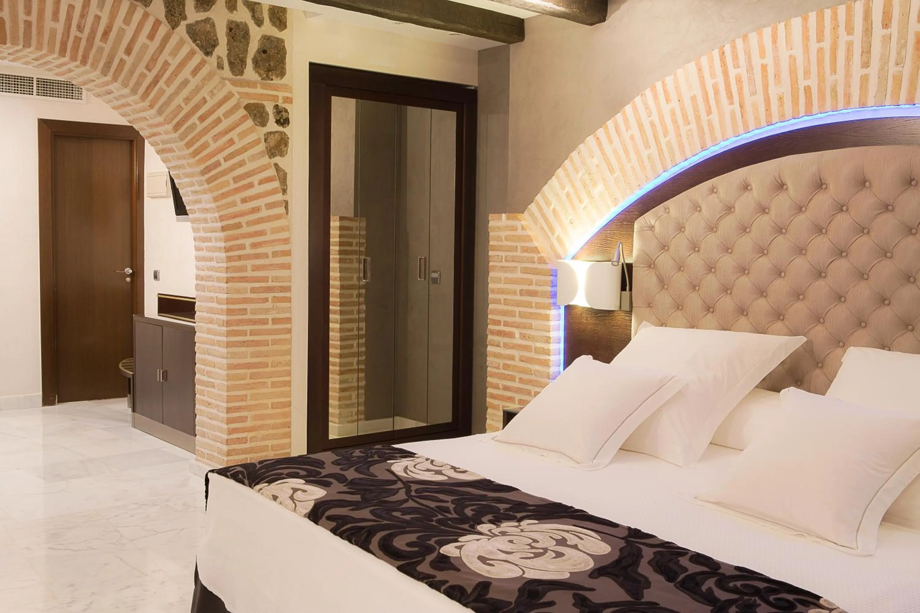 Decorative detail, Bed in Pintor El Greco