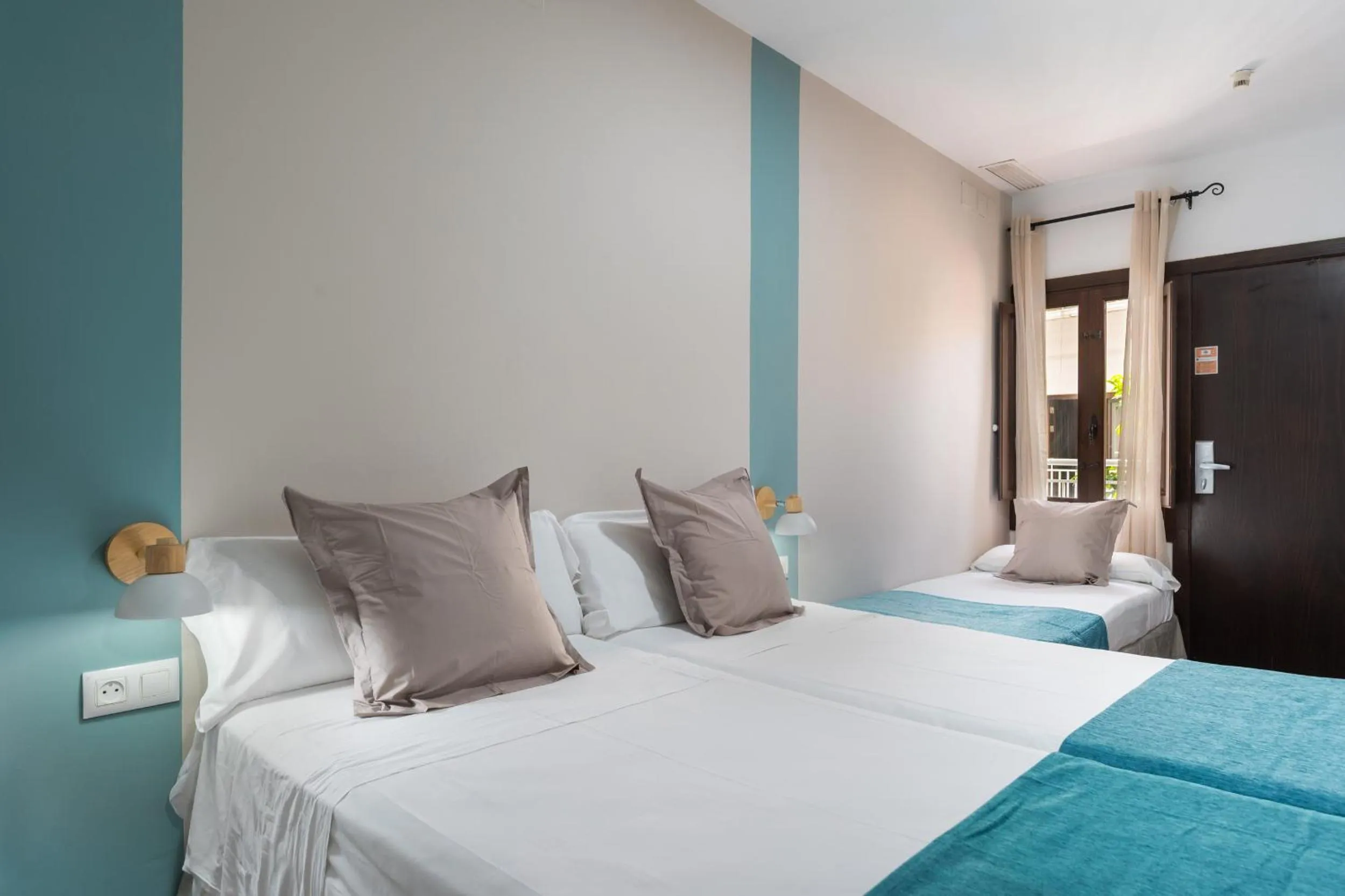 Photo of the whole room, Bed in Hotel Boutique Puerta del Rincón