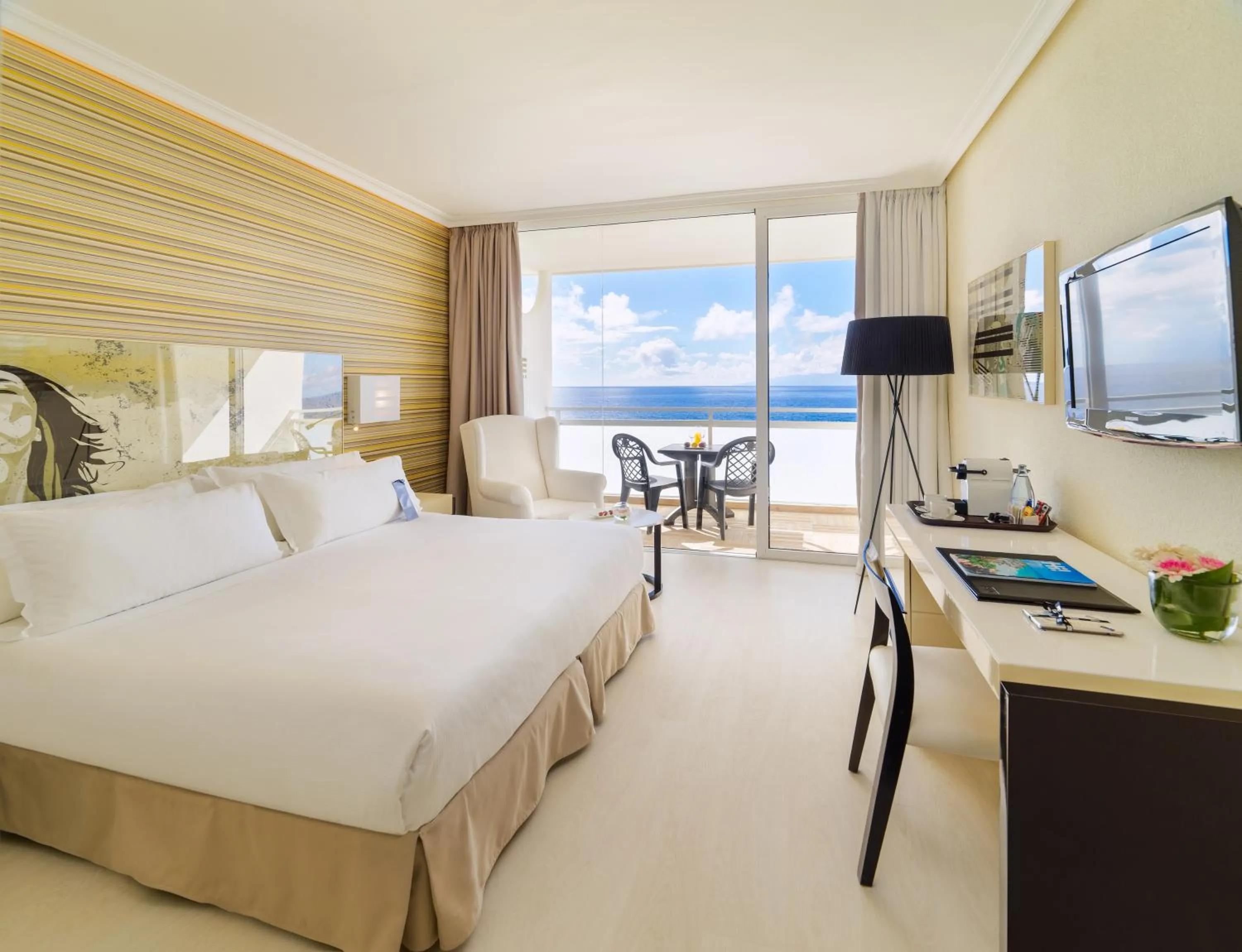 Photo of the whole room, Bed in H10 Gran Tinerfe - Adults Only