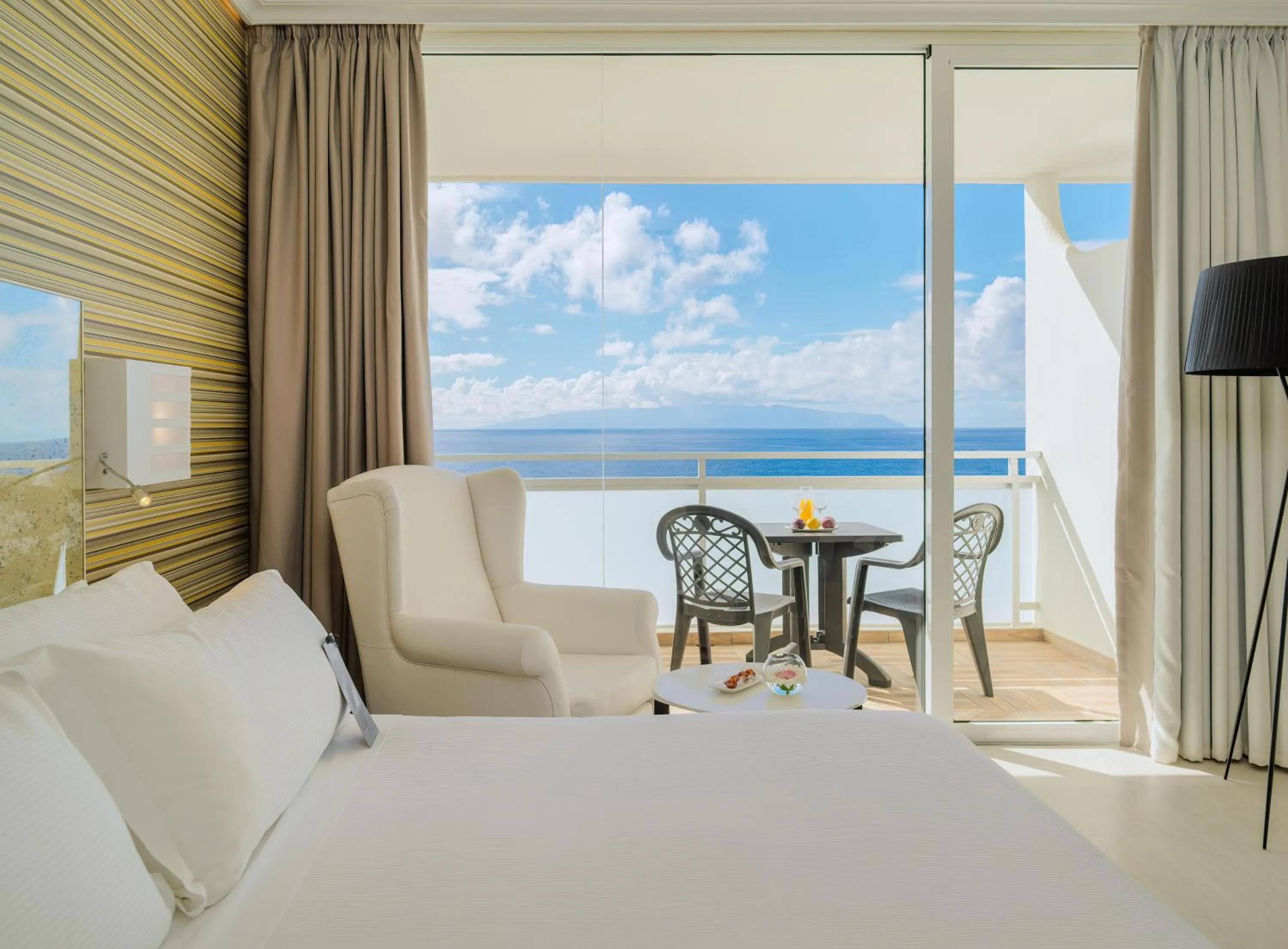 Photo of the whole room, Bed in H10 Gran Tinerfe - Adults Only