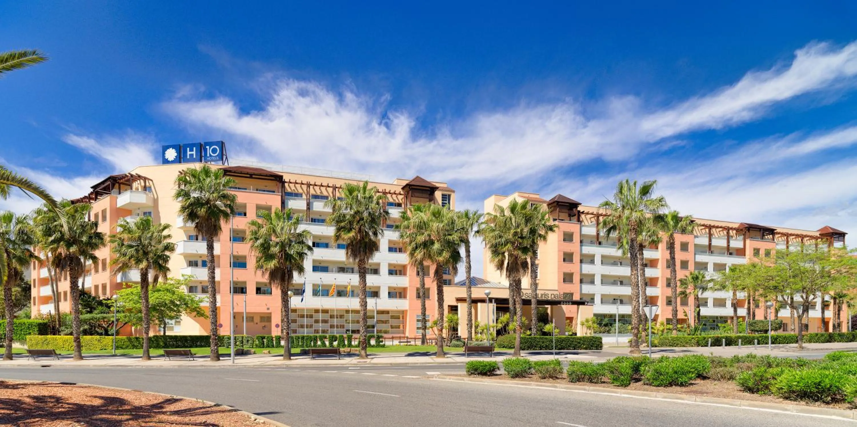 Facade/entrance in H10 Salauris Palace
