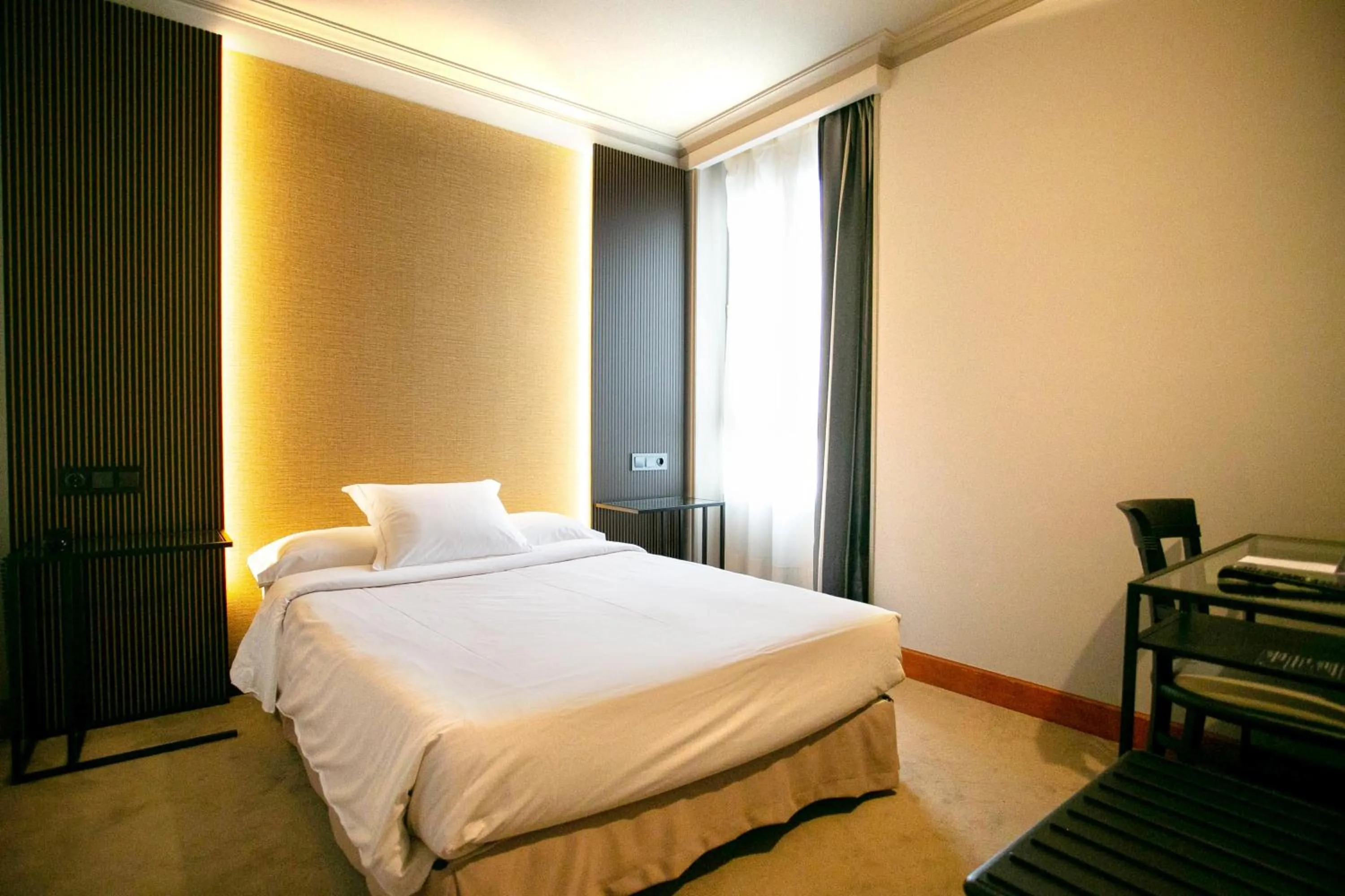 Photo of the whole room, Bed in Hotel Sercotel Ciudad de Oviedo