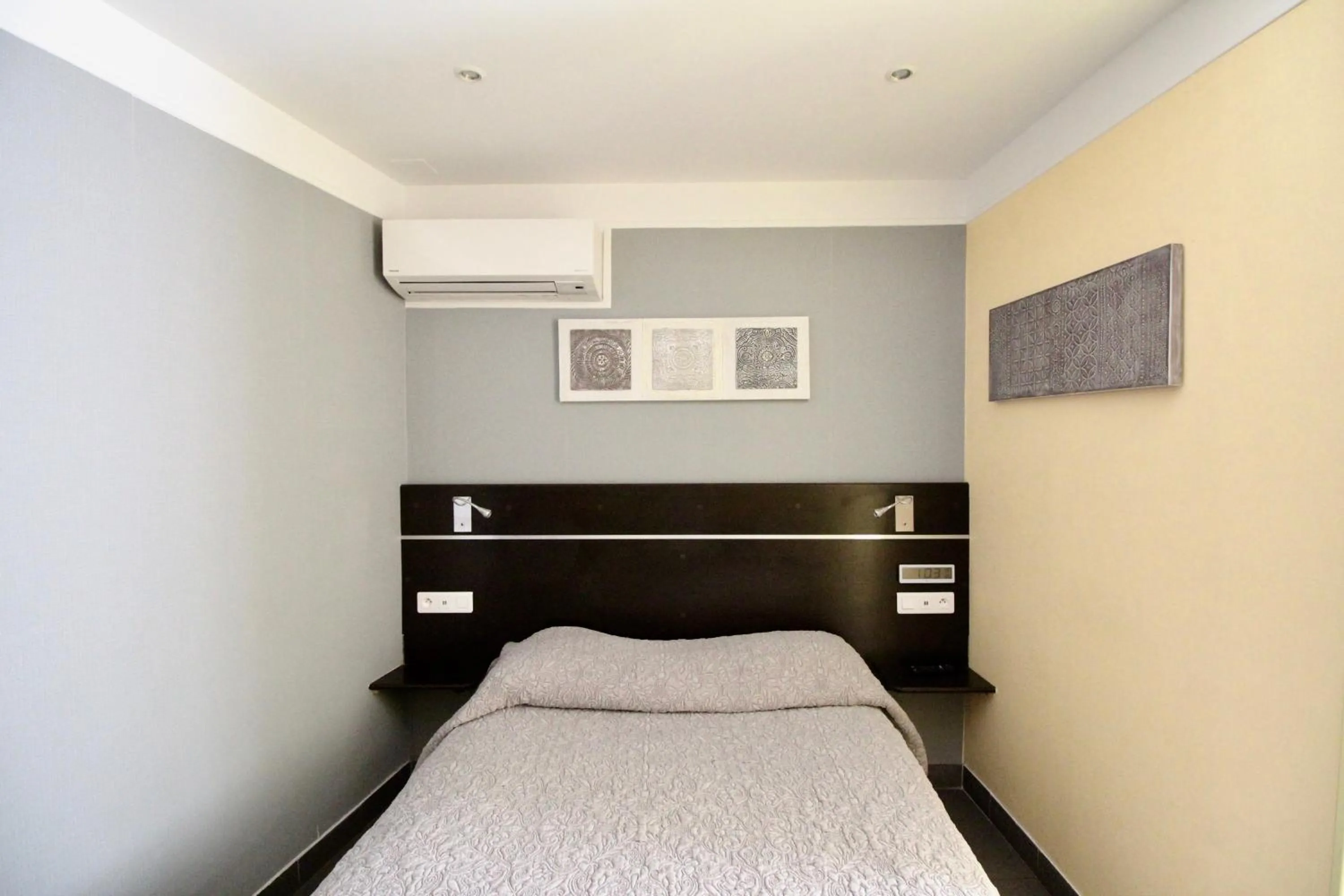 Bed in Hotel des Pyrénées