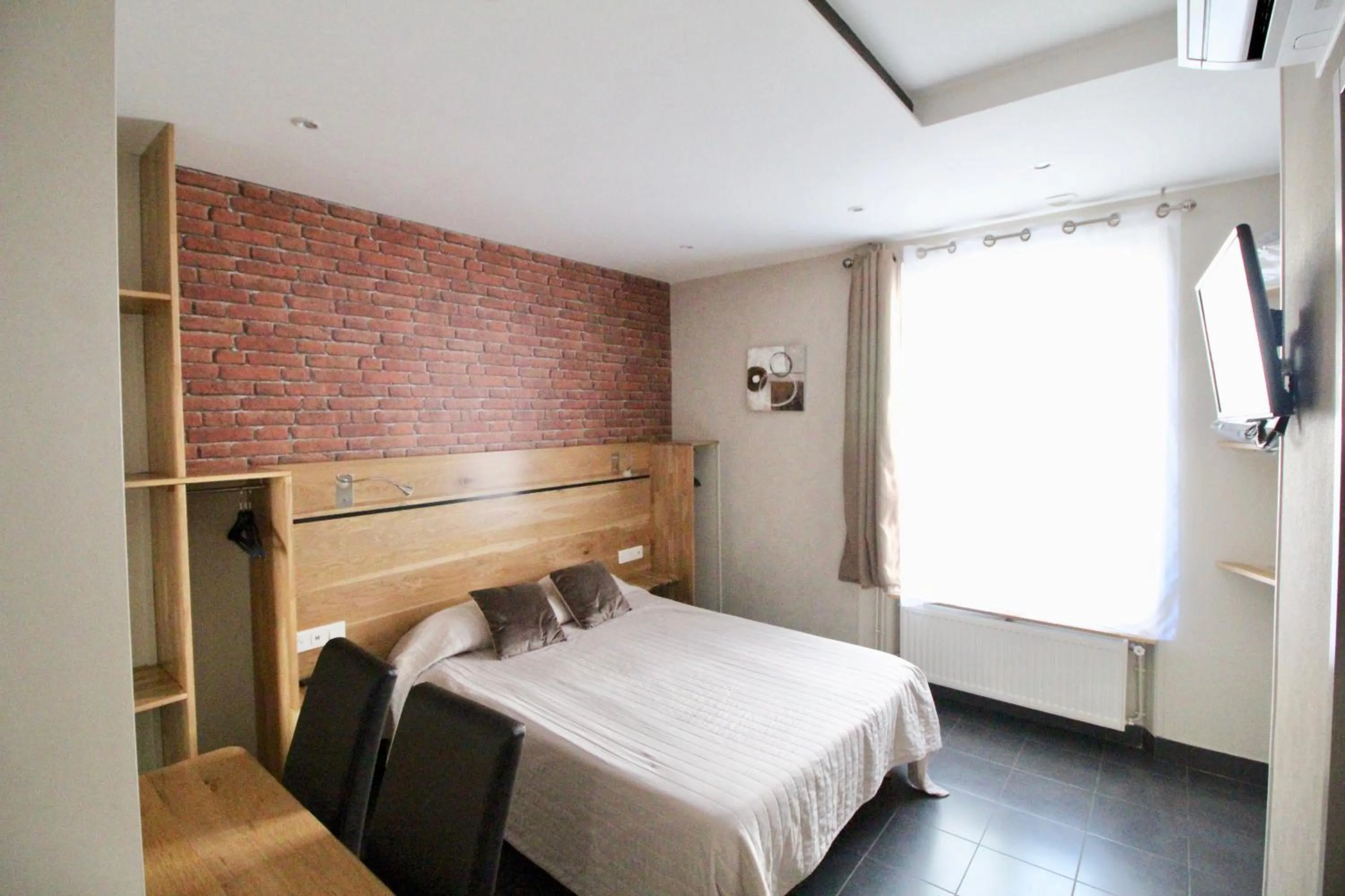 Bed in Hotel des Pyrénées