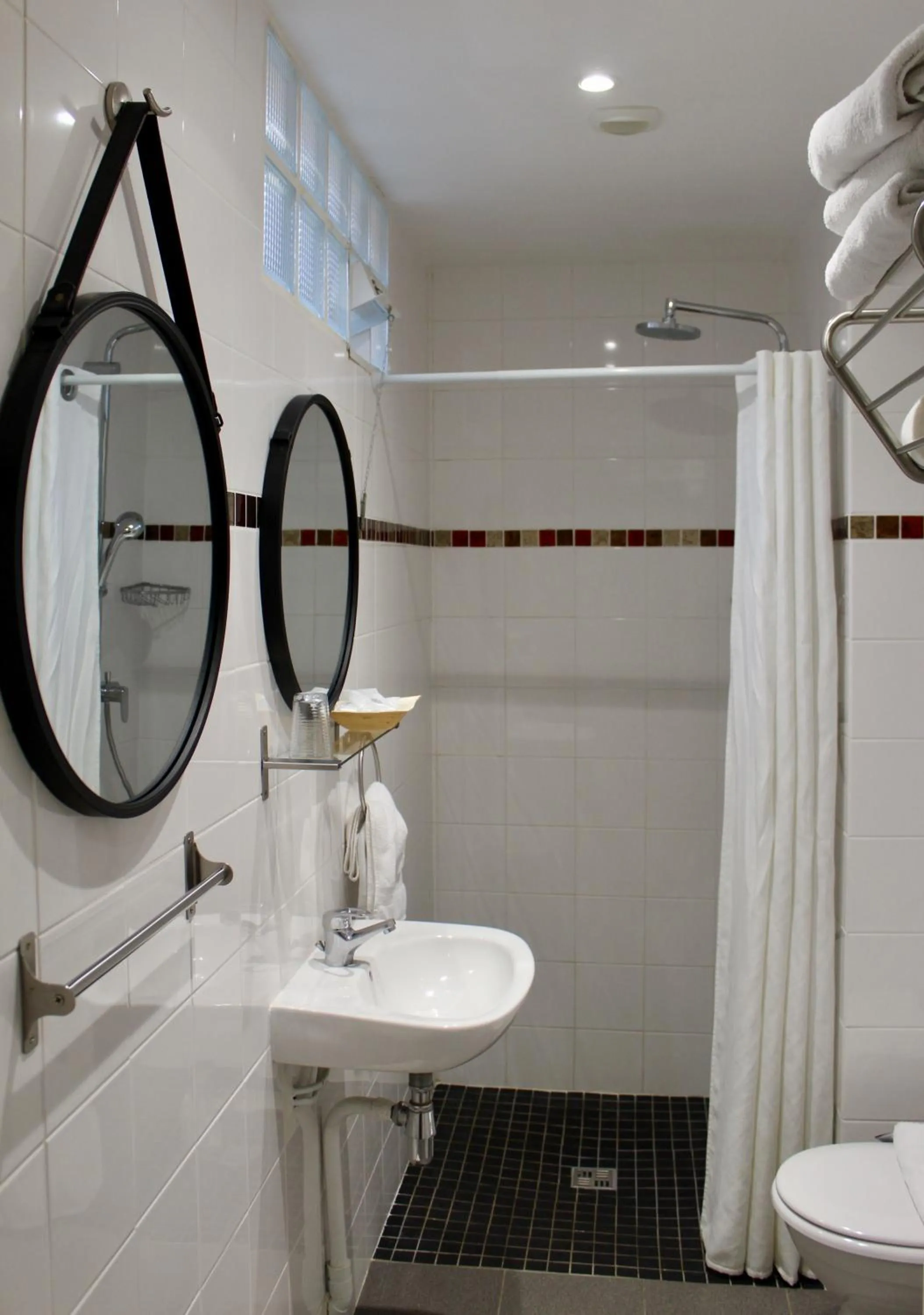 Shower in Hotel des Pyrénées