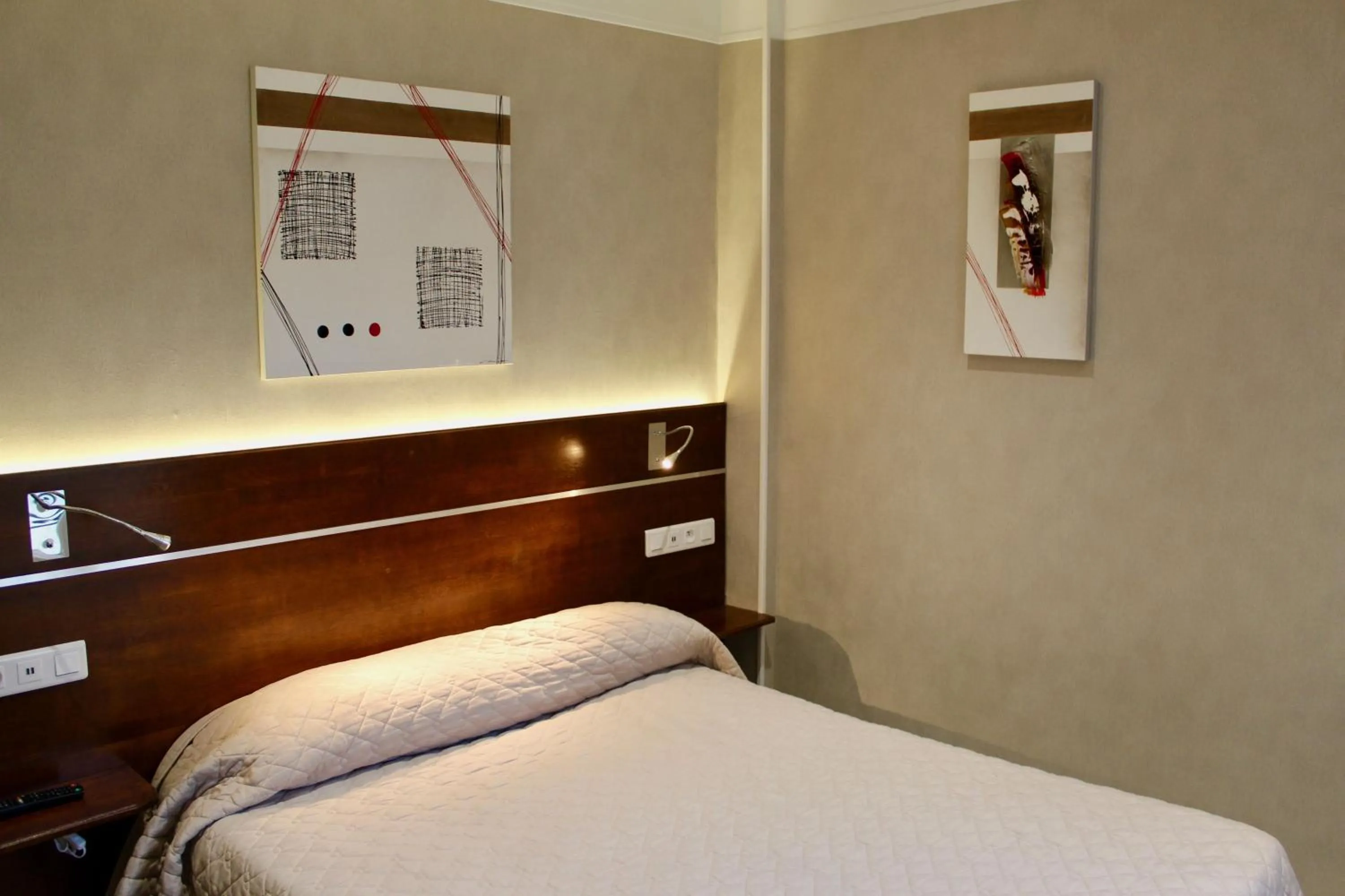 Bed in Hotel des Pyrénées