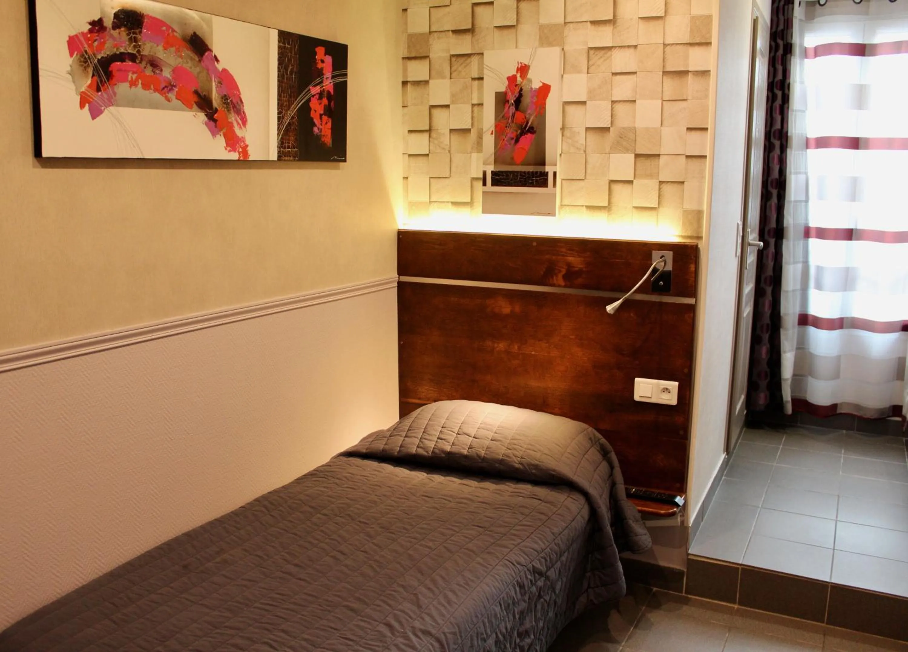 Bed in Hotel des Pyrénées