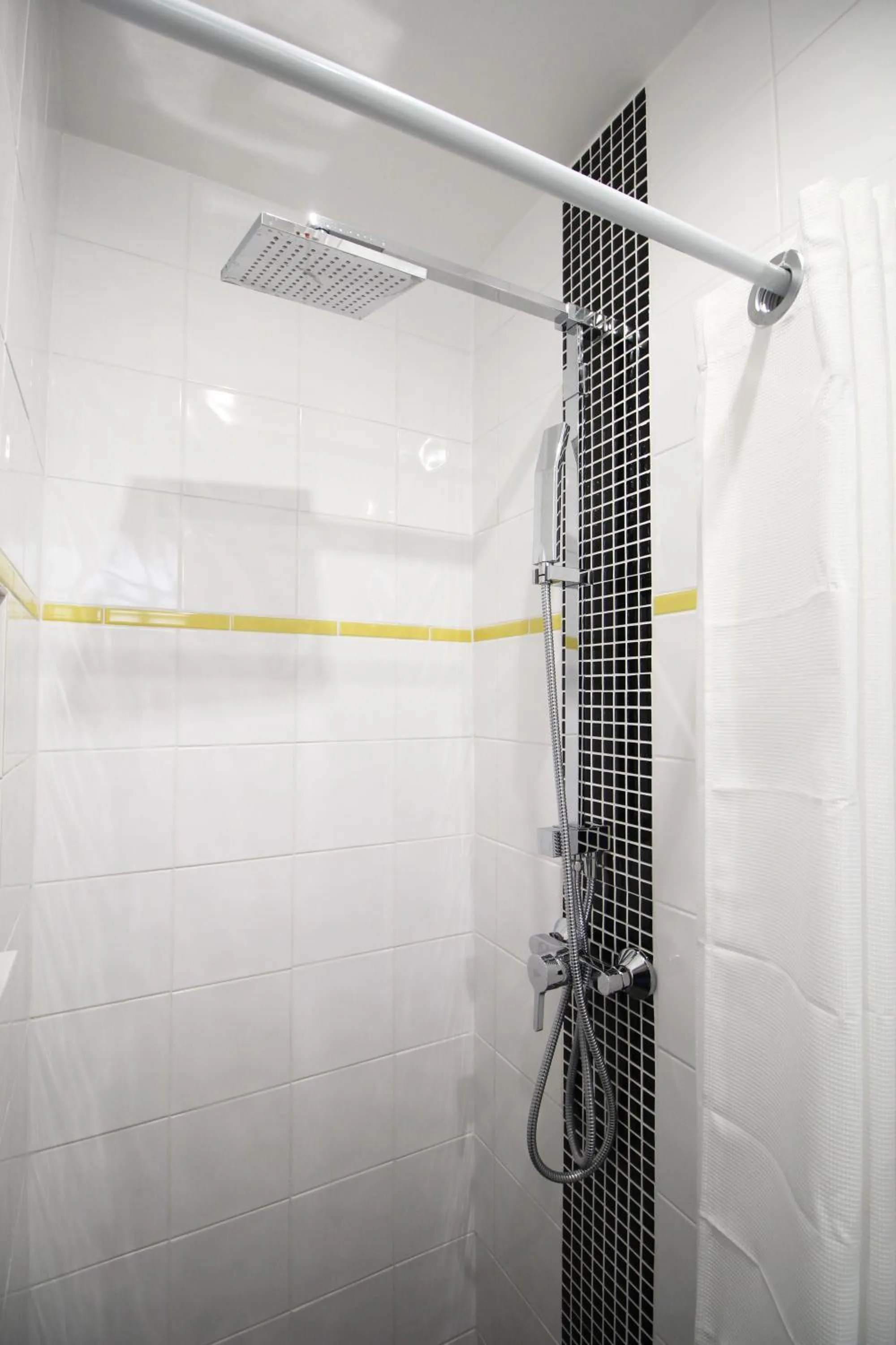 Shower in Hotel des Pyrénées