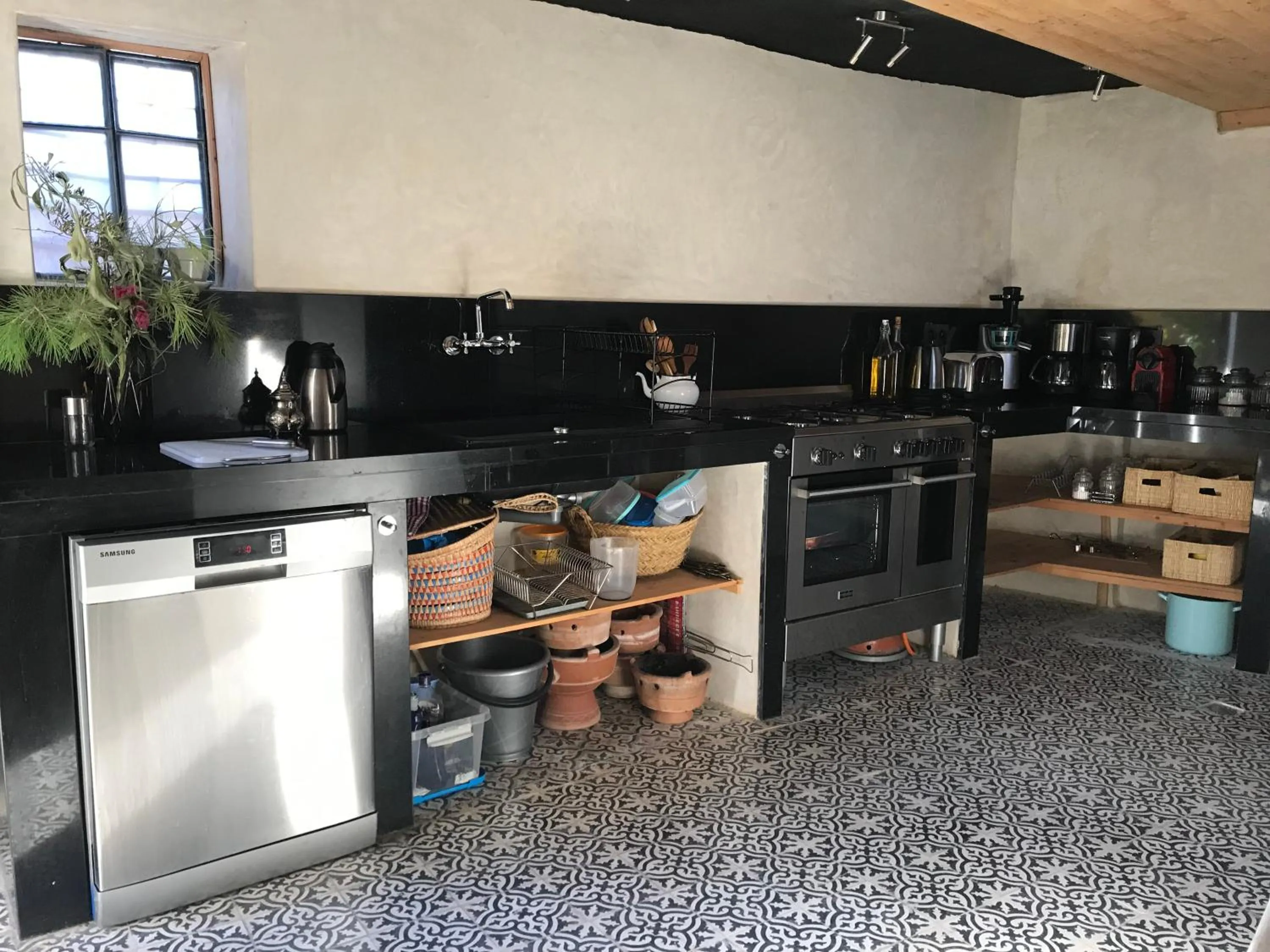 Communal kitchen in Dar 7 Louyat