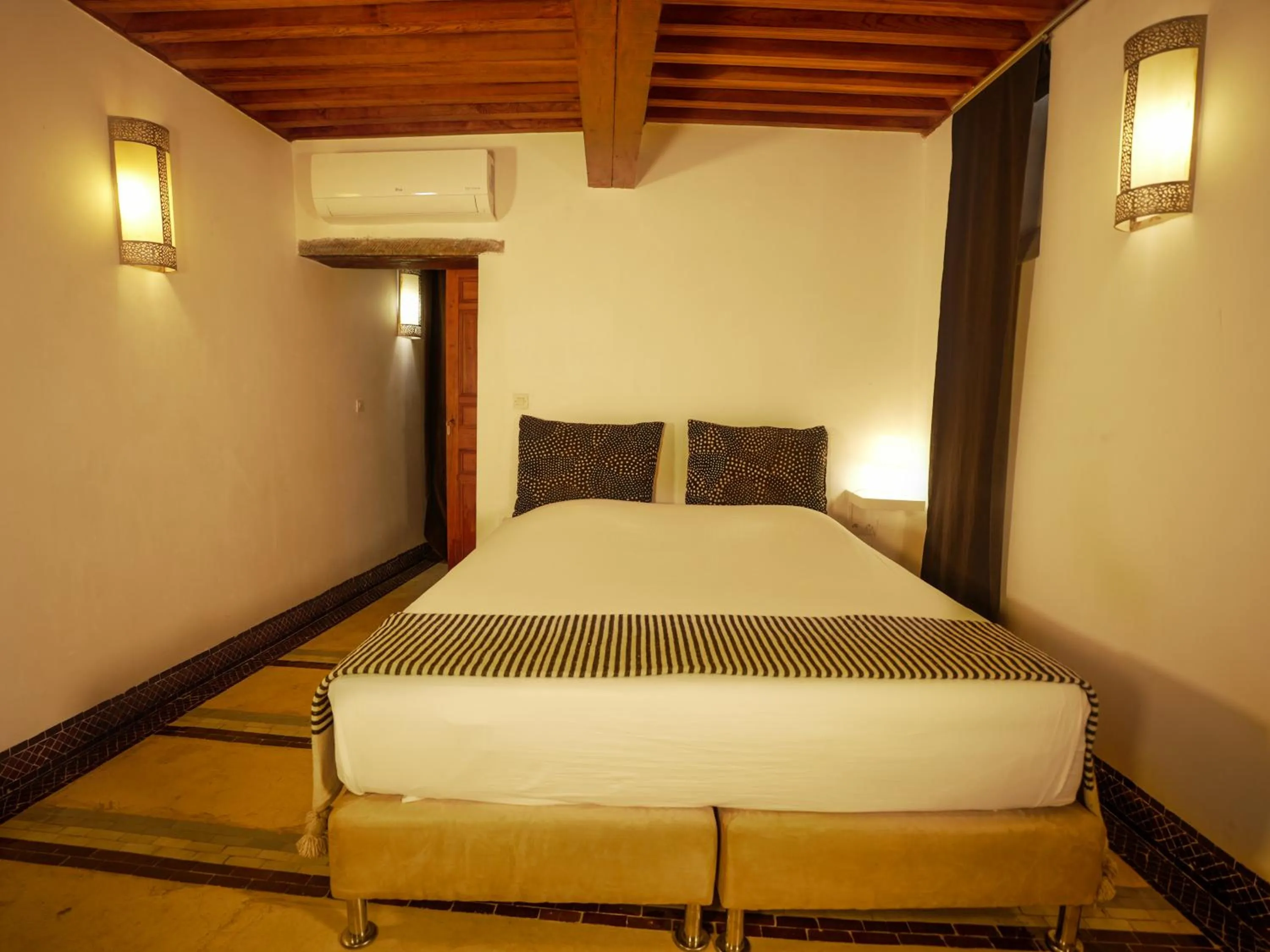 Photo of the whole room, Bed in Dar 7 Louyat