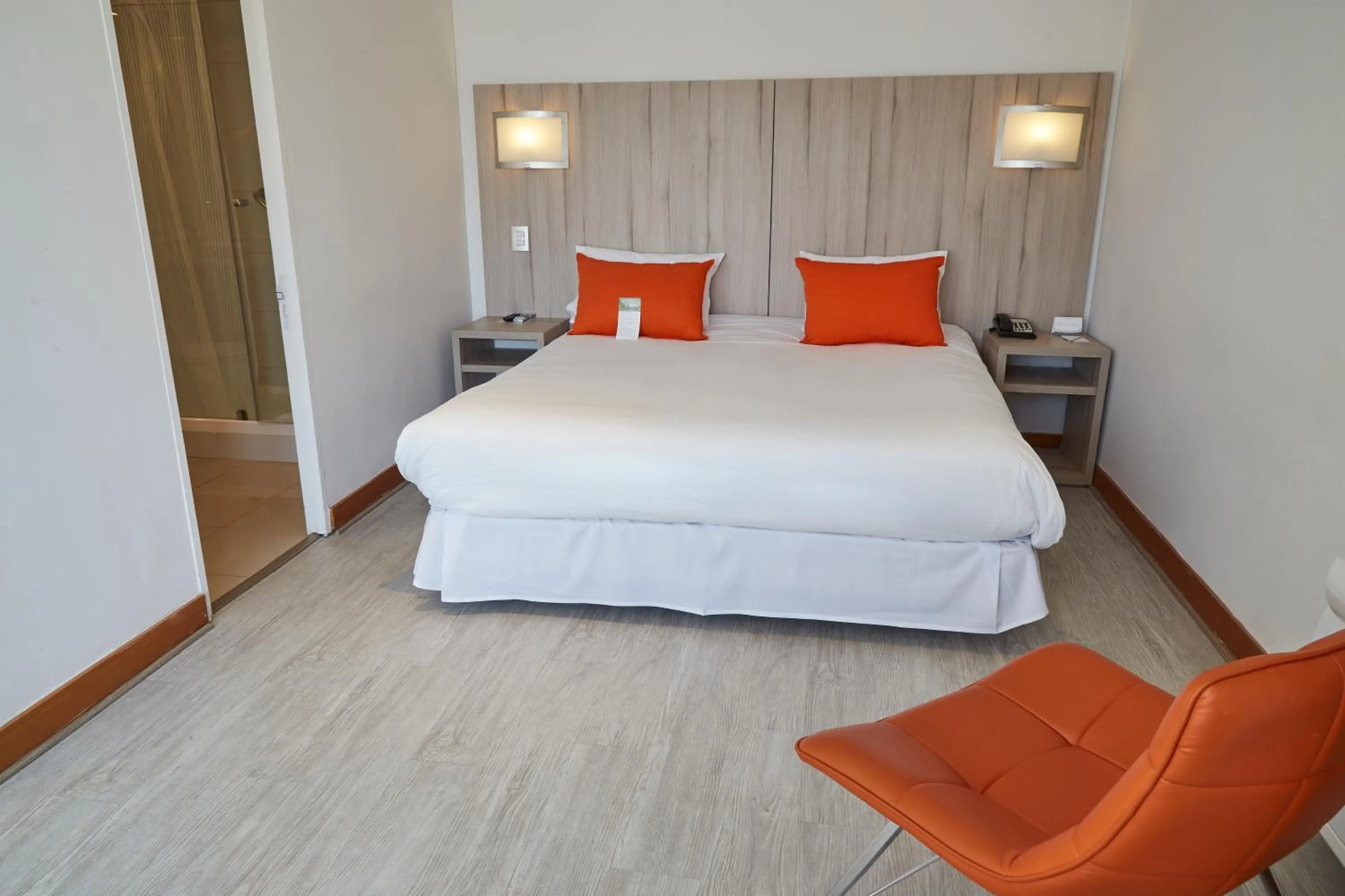 Shower, Bed in Hotel Terrado Lyon