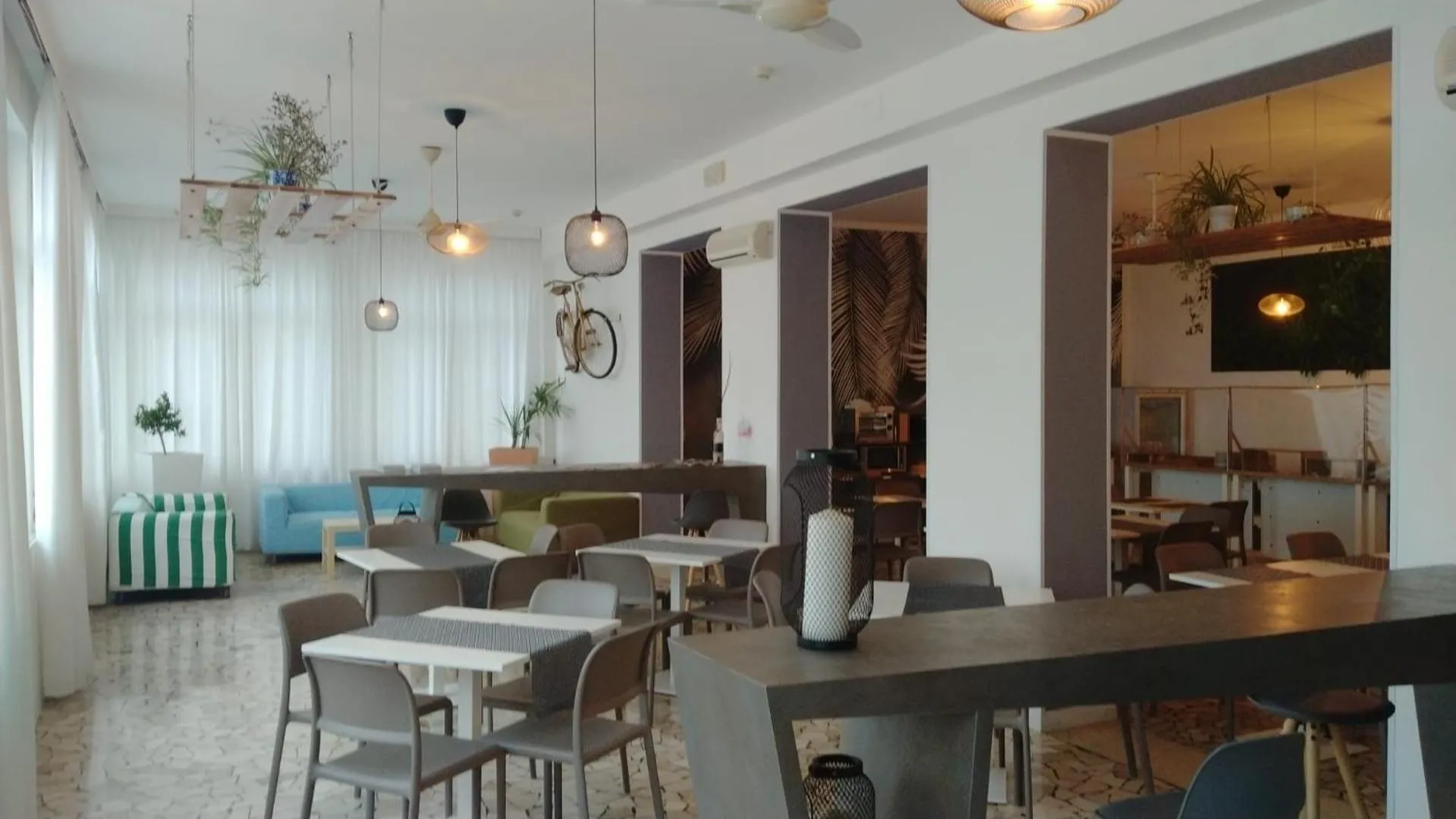 Restaurant/places to eat in Nautic Beach Hotel