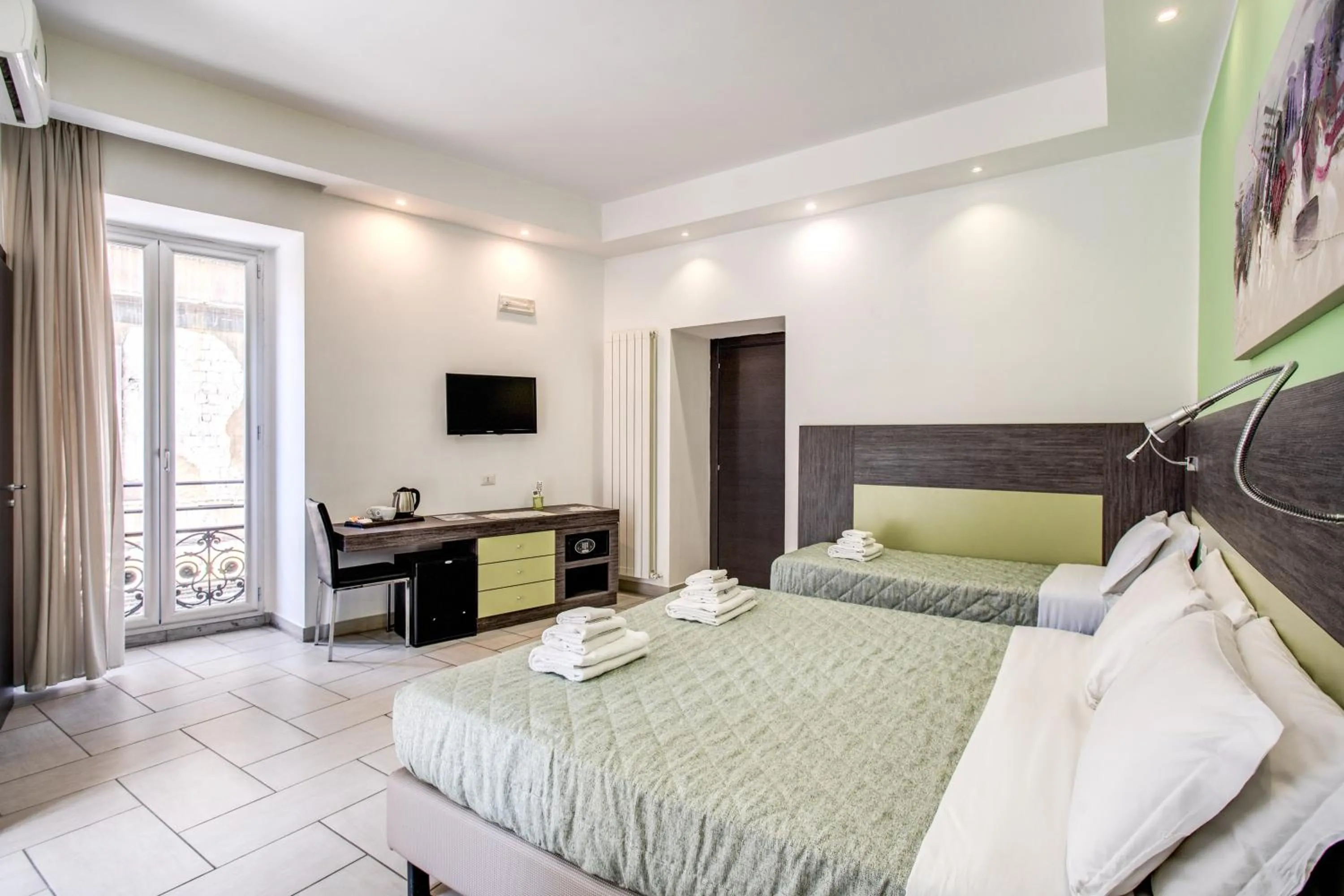 Photo of the whole room, Bed in Napoli Suite