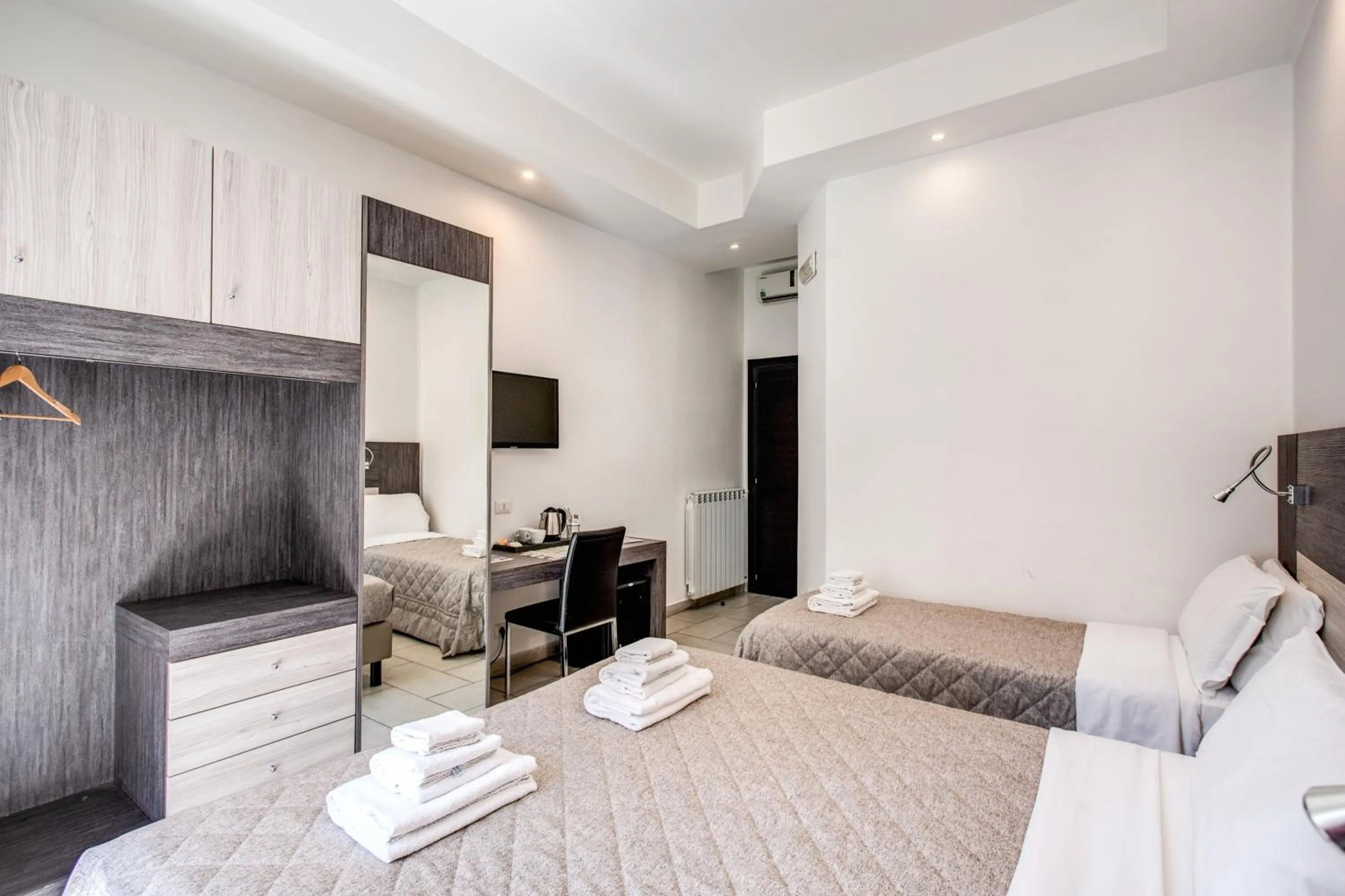 Photo of the whole room, Bed in Napoli Suite