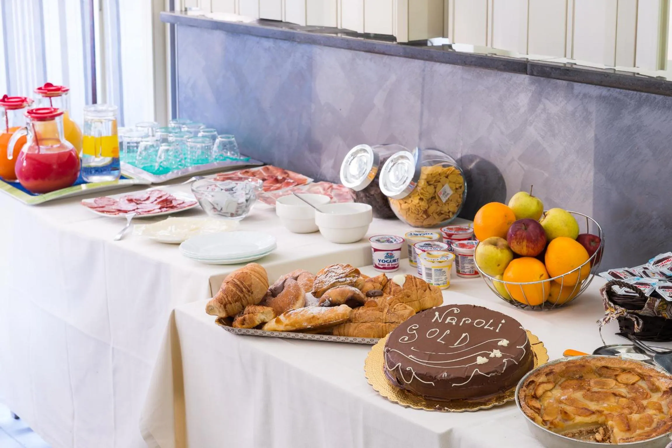 Food and drinks in Napoli Suite