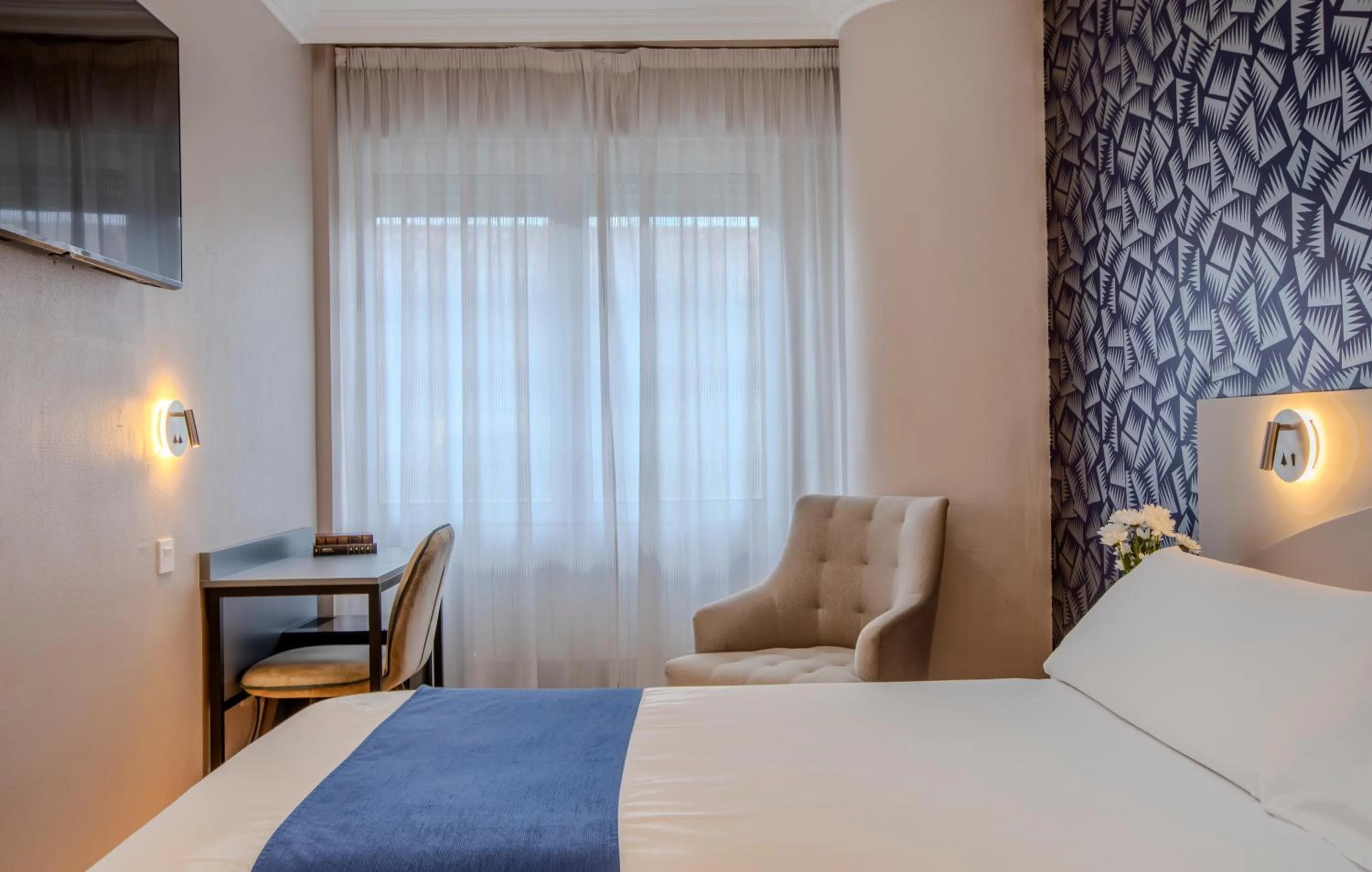 Photo of the whole room, Bed in Hotel Corona de Castilla Burgos