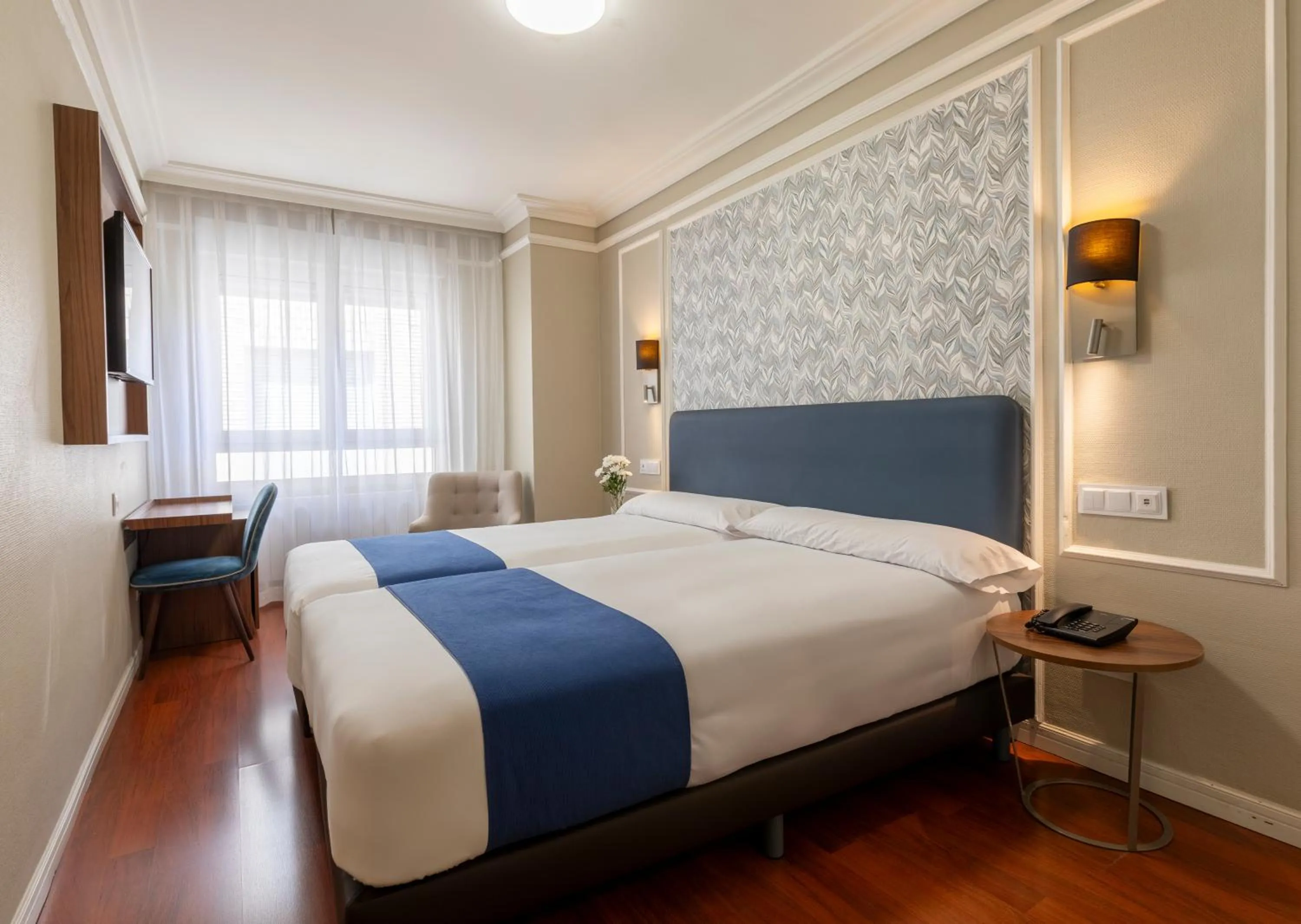 Photo of the whole room, Bed in Hotel Corona de Castilla Burgos