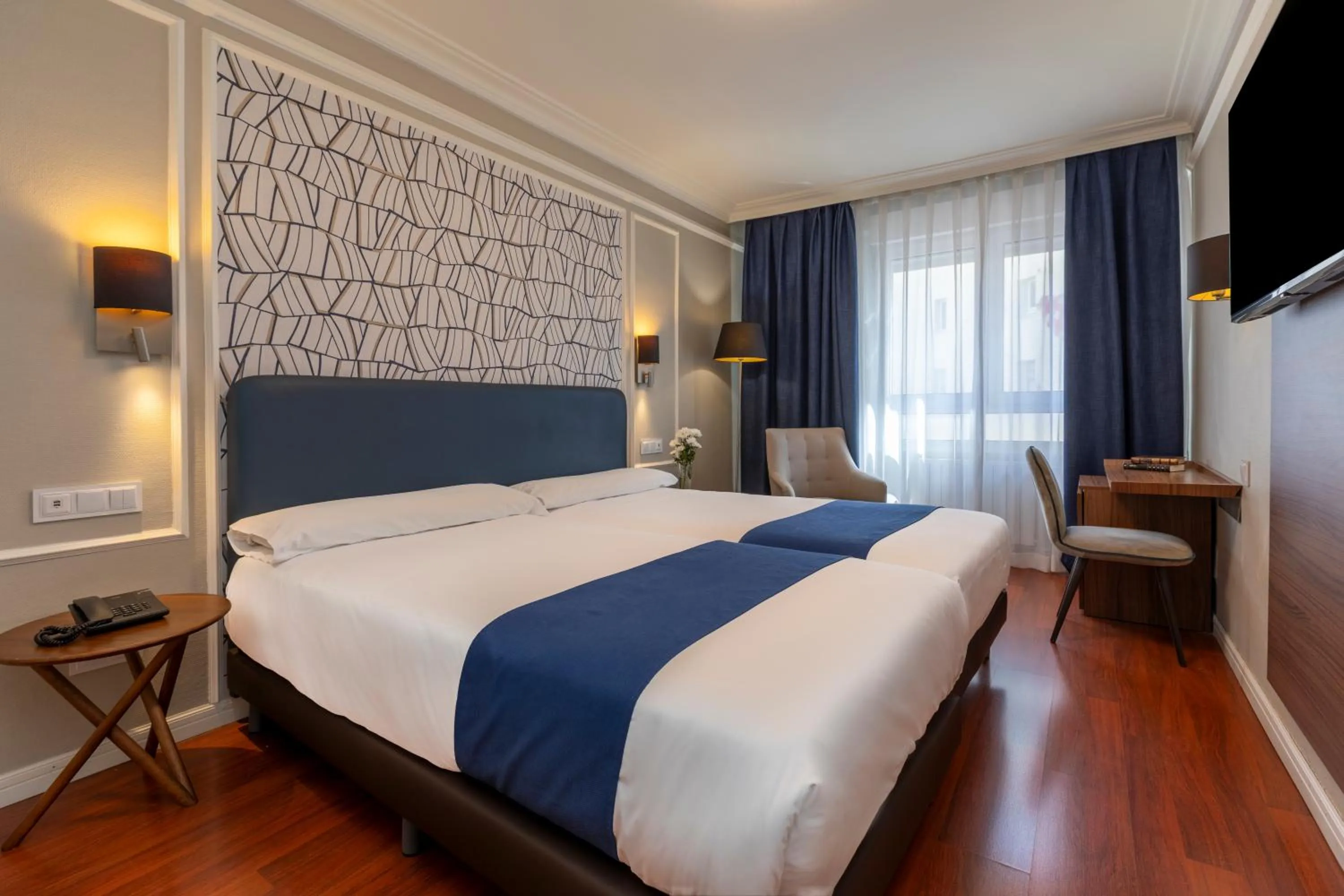 Photo of the whole room, Bed in Hotel Corona de Castilla Burgos