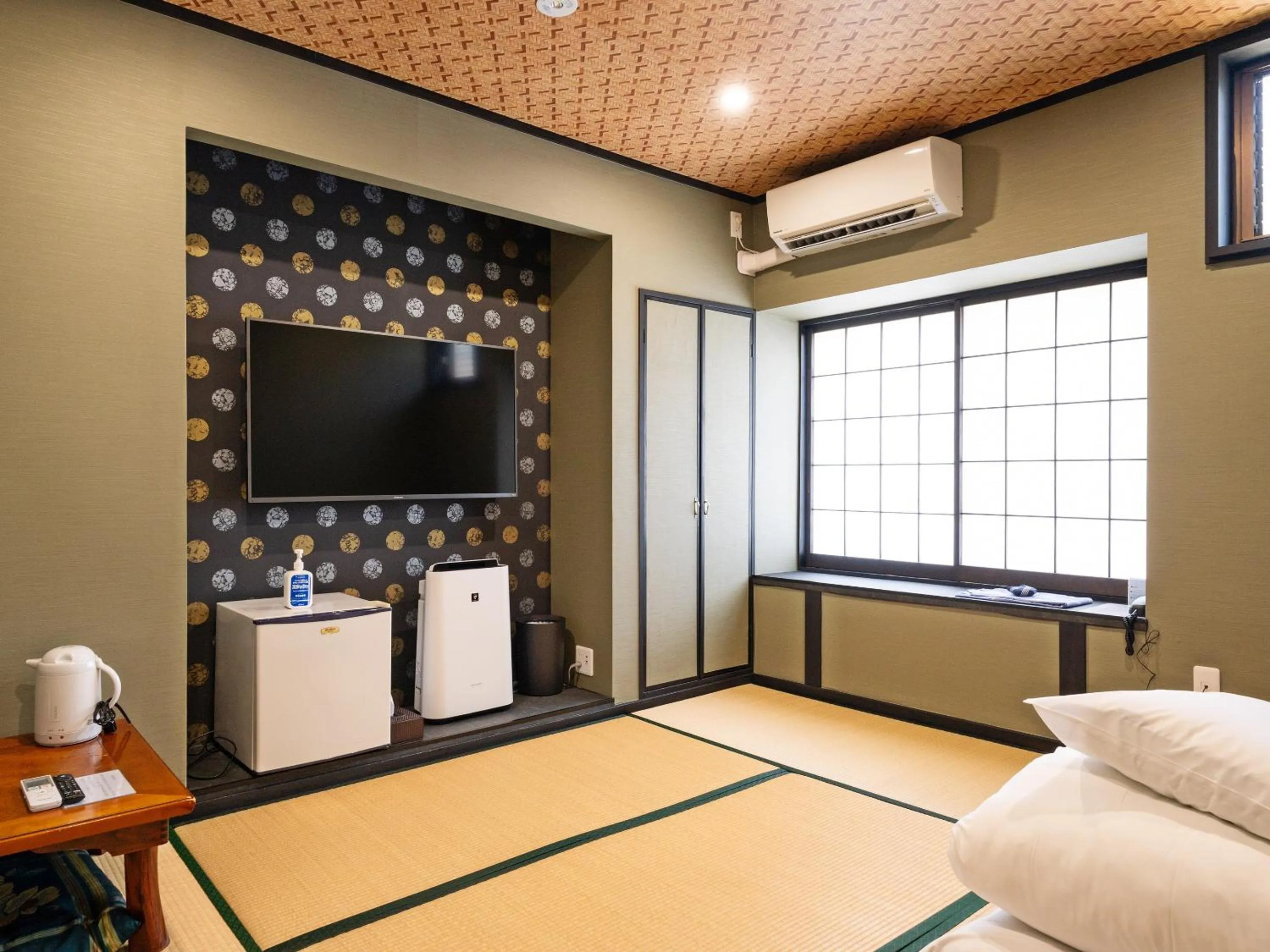 Photo of the whole room, Bed in SUIHOUEN