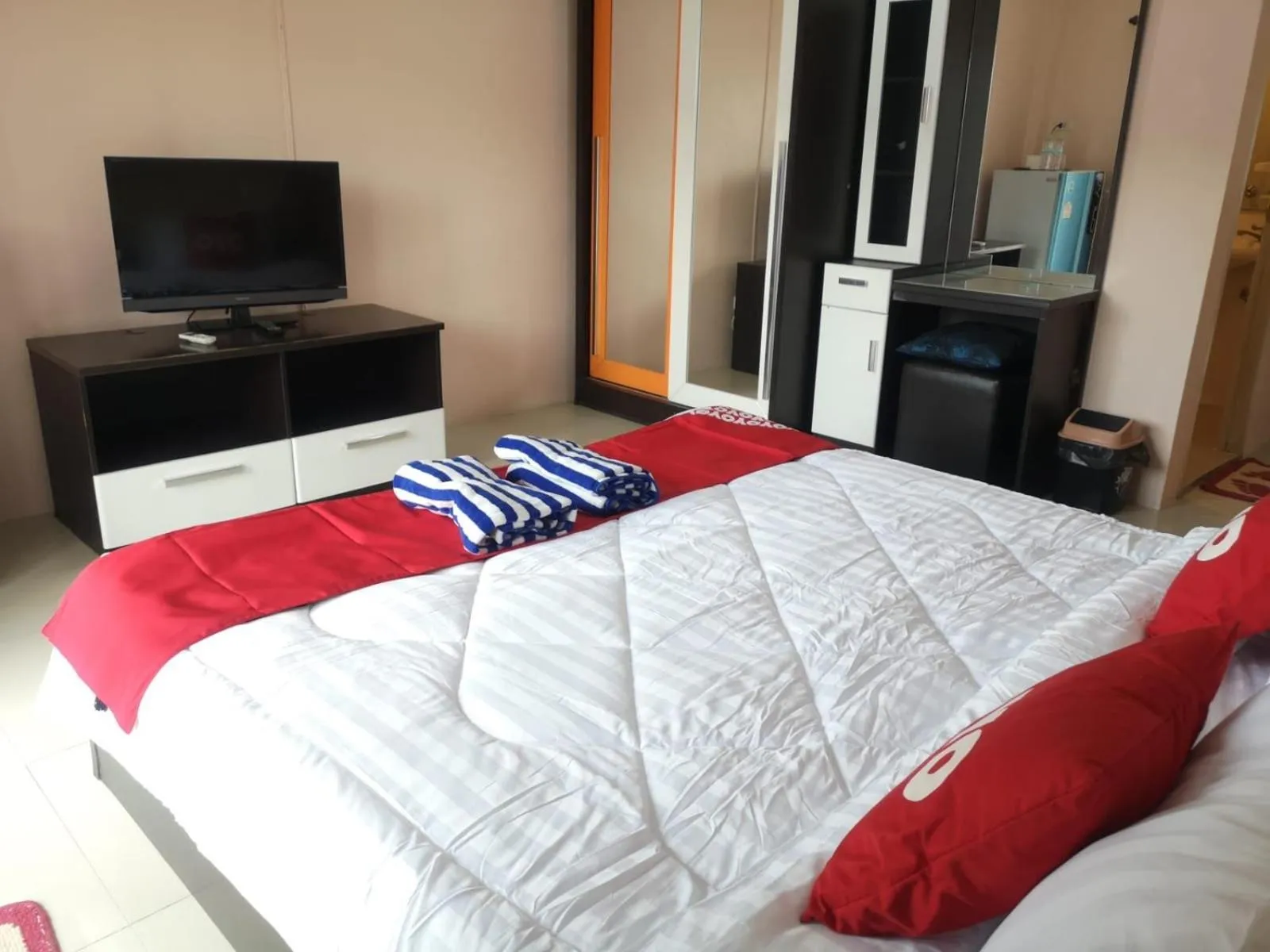 Bedroom, Bed in KJS Pattaya