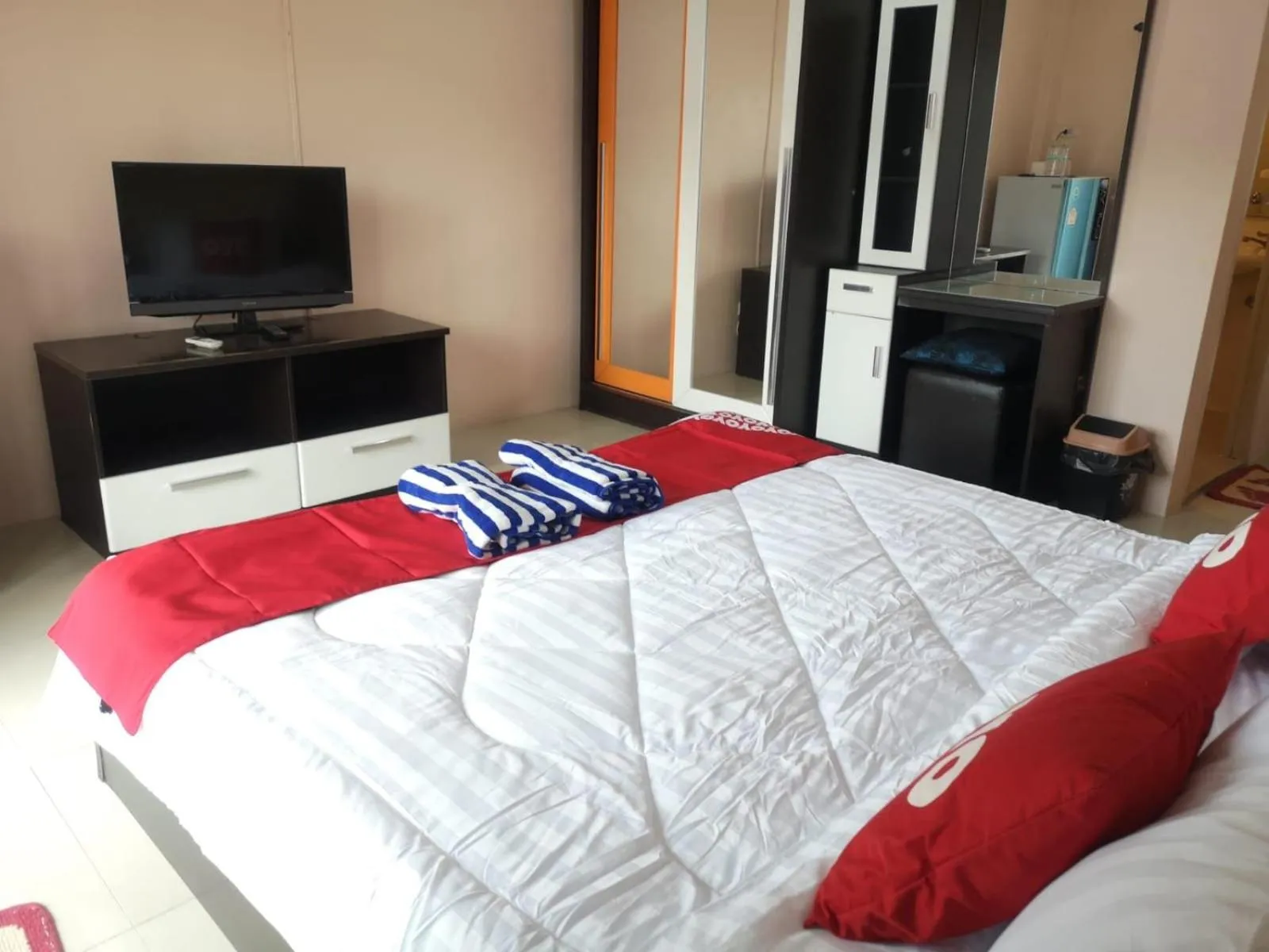 Bedroom, Bed in KJS Pattaya