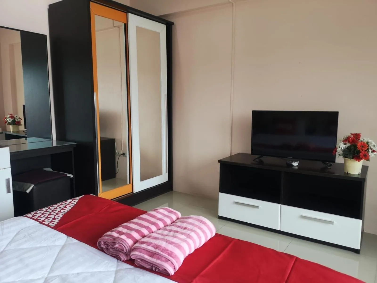 Bedroom, Bed in KJS Pattaya