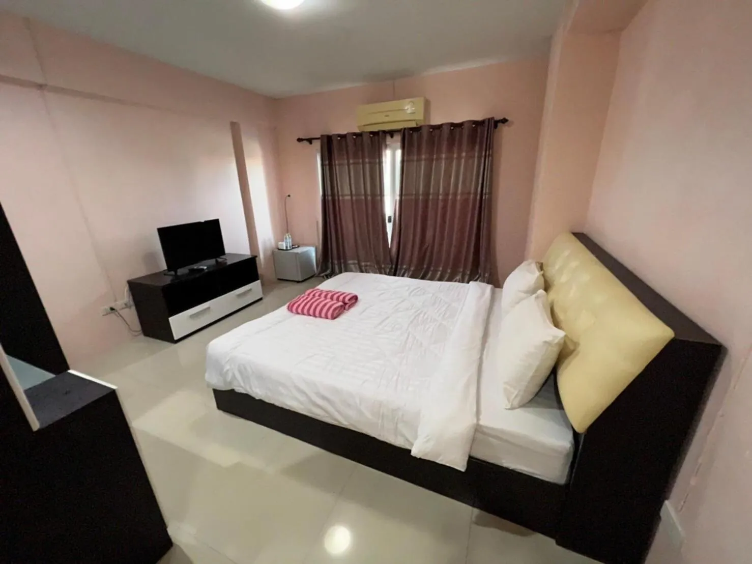 Bedroom, Bed in KJS Pattaya