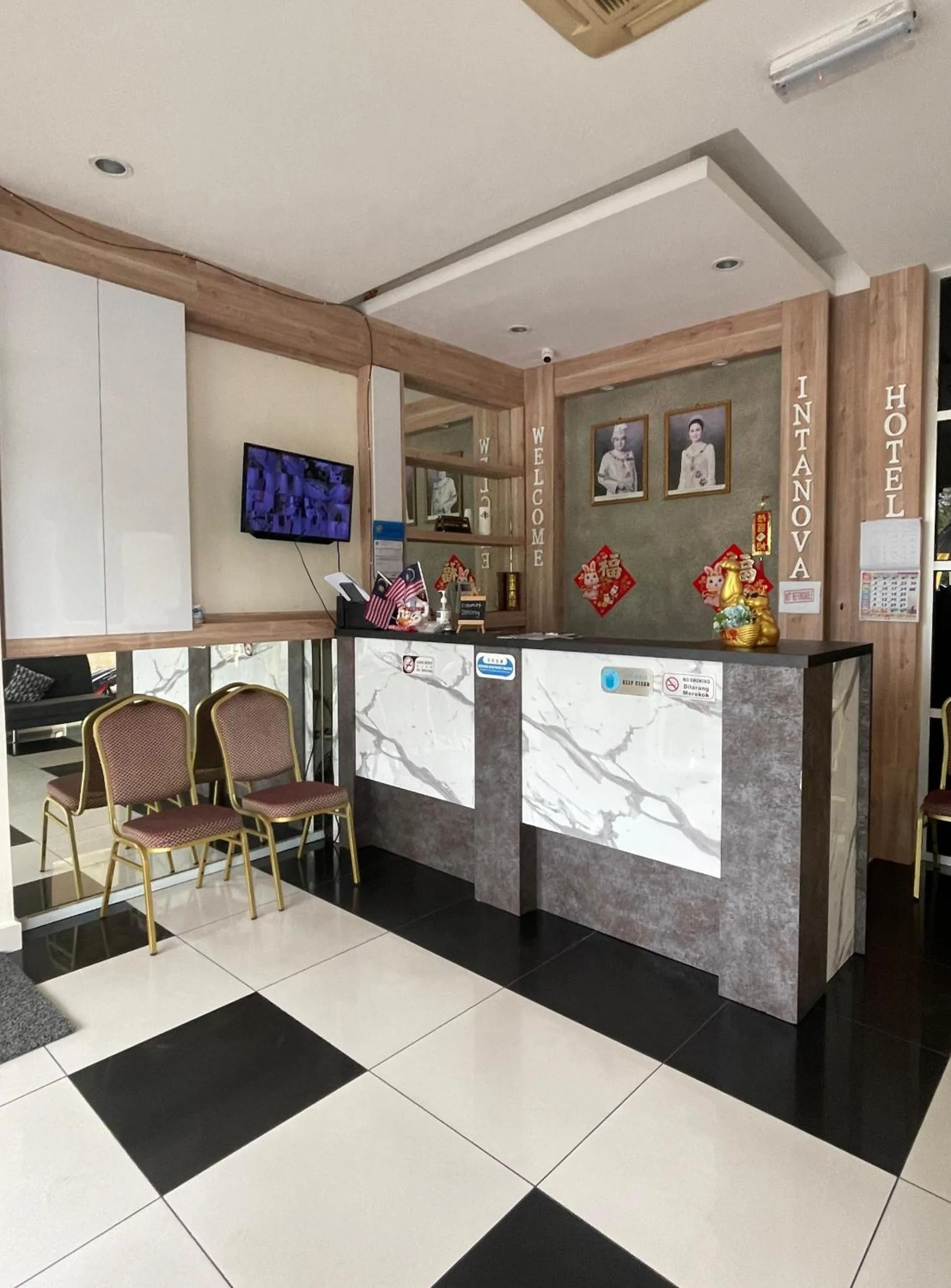 Lobby or reception in Intanova Hotel