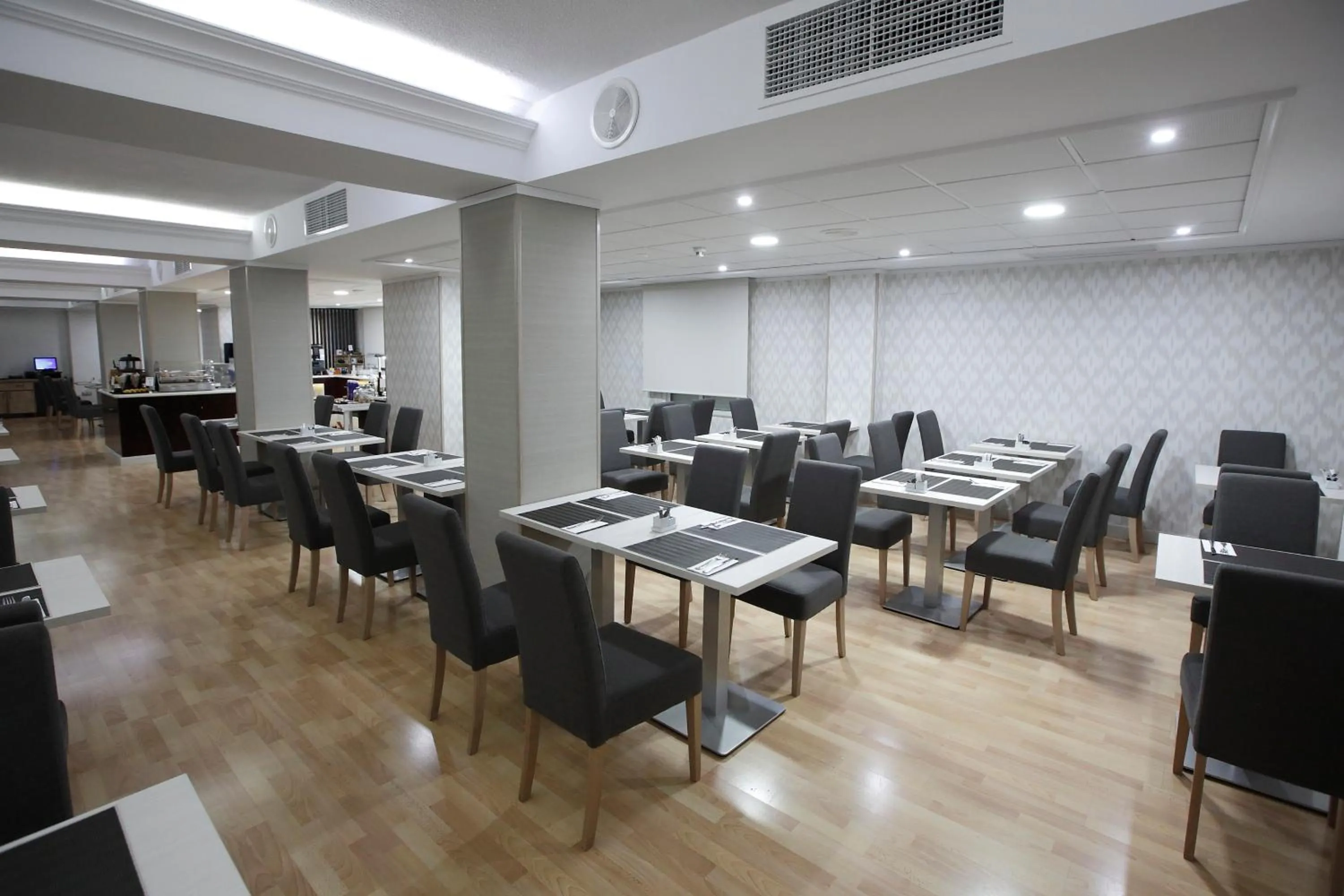 Restaurant/places to eat in Sercotel Carlos III