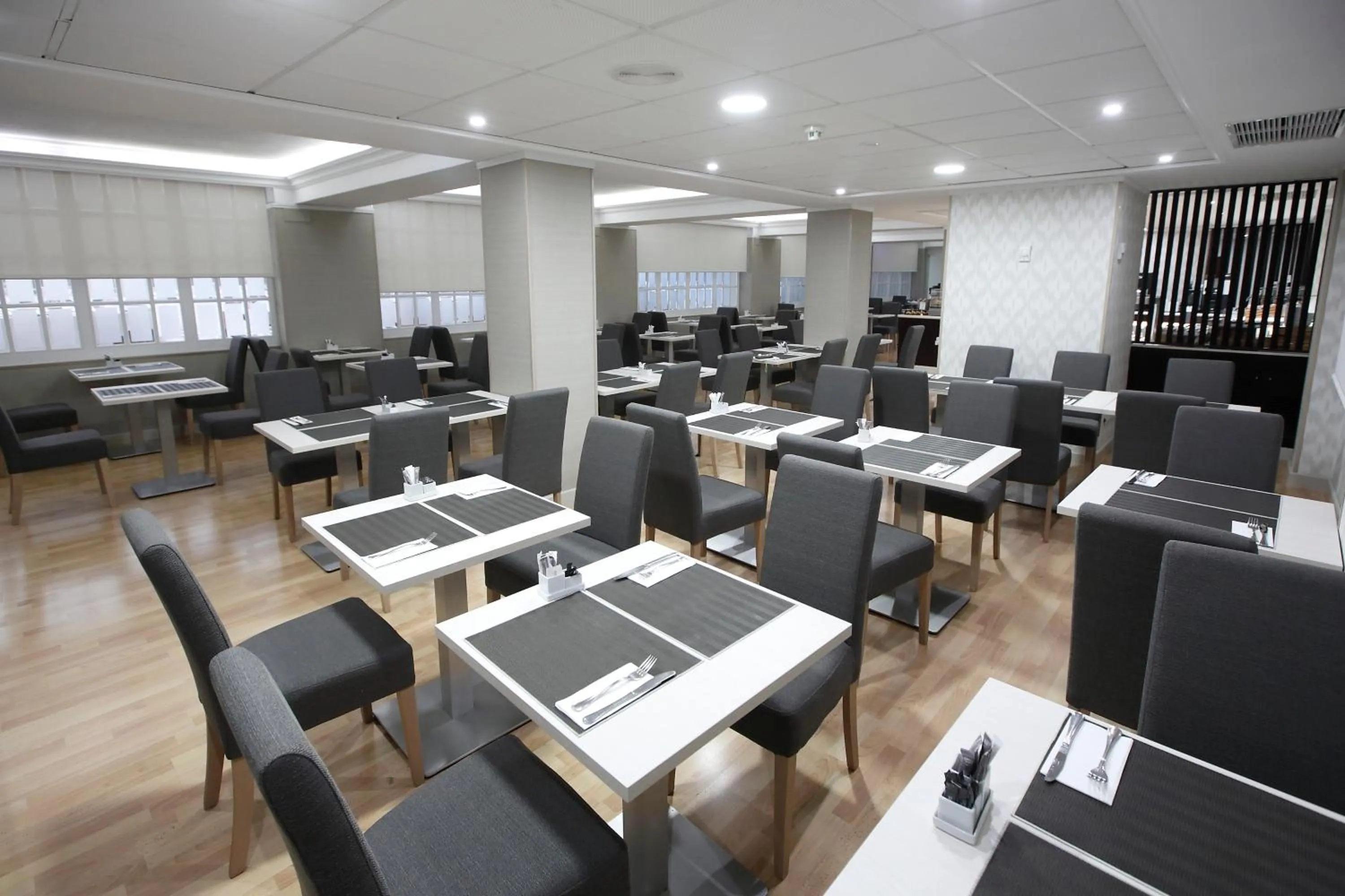 Restaurant/places to eat in Sercotel Carlos III