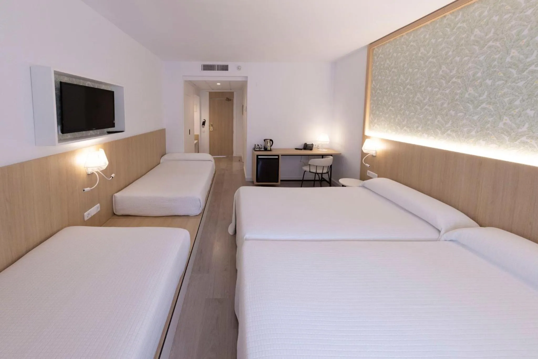 Photo of the whole room, Bed in Sercotel Carlos III