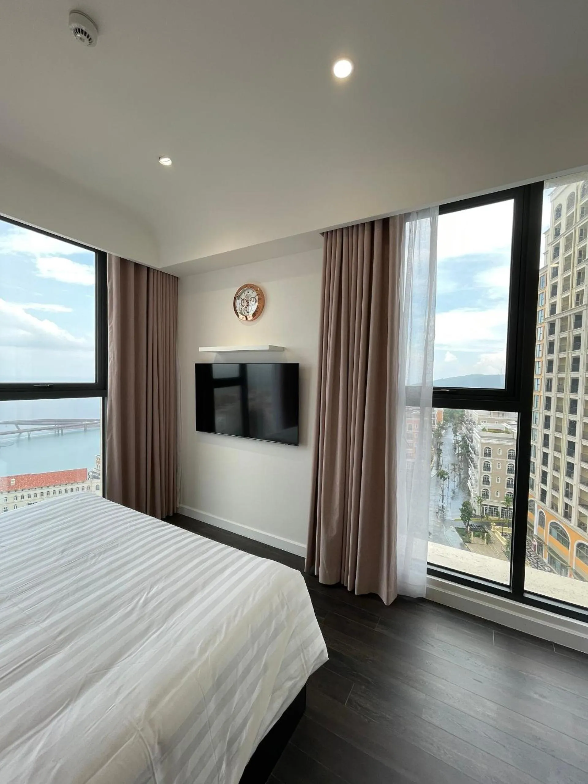View (from property/room), Bed in Times Corner Sorrento Hotel - Complimentary Sunset Town Tour 4pm to 5pm everyday