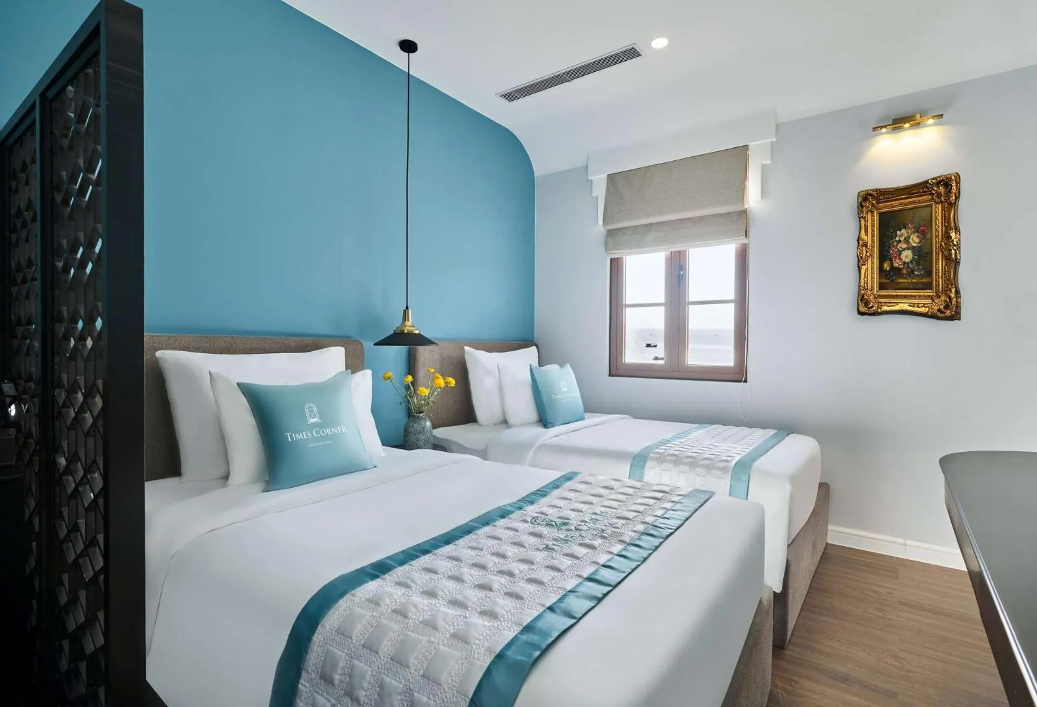 Bed in Times Corner Sorrento Hotel - Complimentary Sunset Town Tour 4pm to 5pm everyday