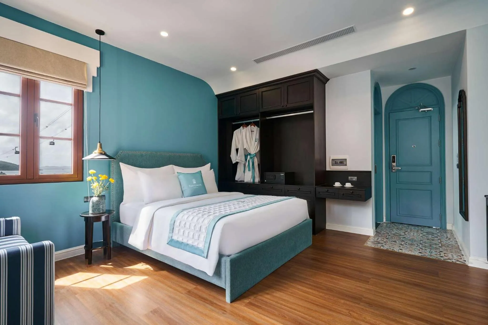 Bed in Times Corner Sorrento Hotel - Complimentary Sunset Town Tour 4pm to 5pm everyday