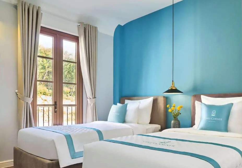 Bed in Times Corner Sorrento Hotel - Complimentary Sunset Town Tour 4pm to 5pm everyday