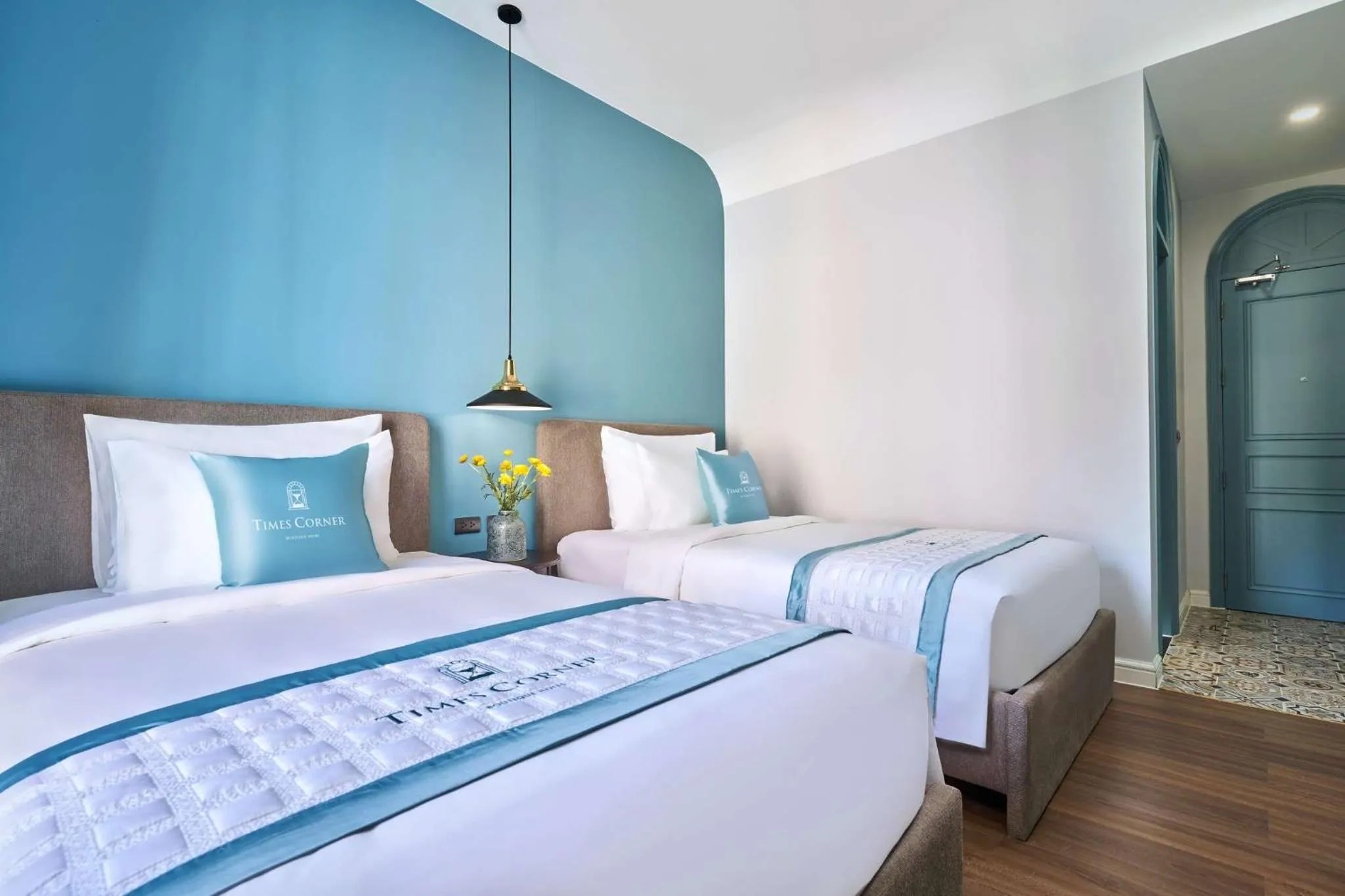 Bed in Times Corner Sorrento Hotel - Complimentary Sunset Town Tour 4pm to 5pm everyday