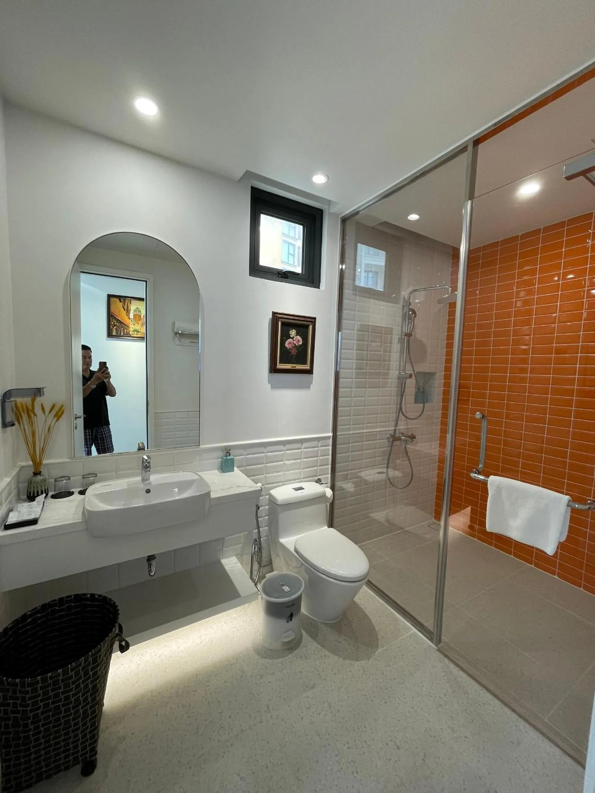 Shower in Times Corner Sorrento Hotel - Complimentary Sunset Town Tour 4pm to 5pm everyday