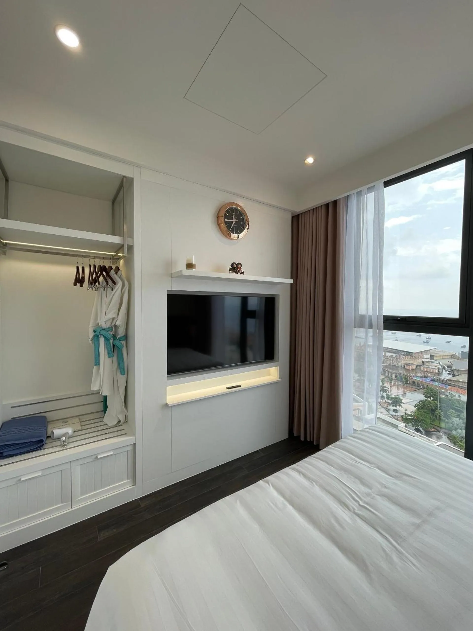 Bed in Times Corner Sorrento Hotel - Complimentary Sunset Town Tour 4pm to 5pm everyday