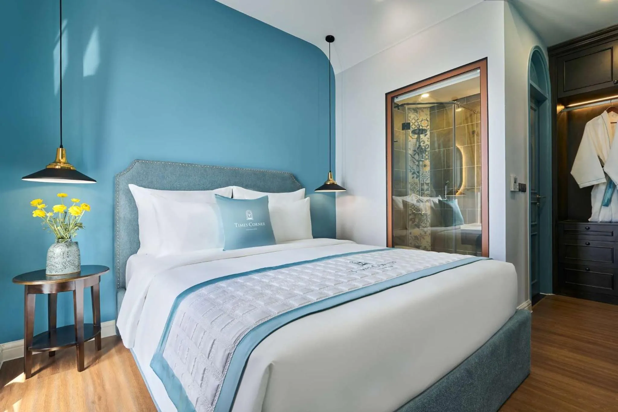 Bed in Times Corner Sorrento Hotel - Complimentary Sunset Town Tour 4pm to 5pm everyday