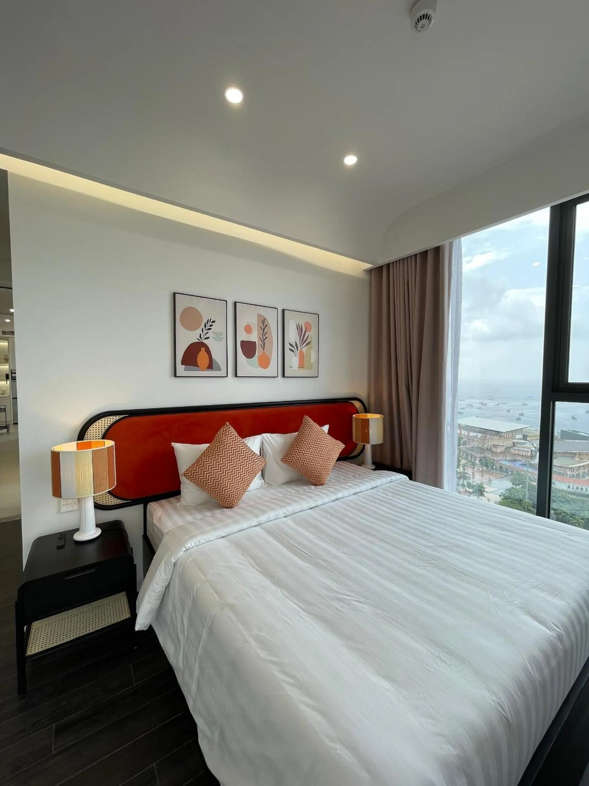 Bed in Times Corner Sorrento Hotel - Complimentary Sunset Town Tour 4pm to 5pm everyday