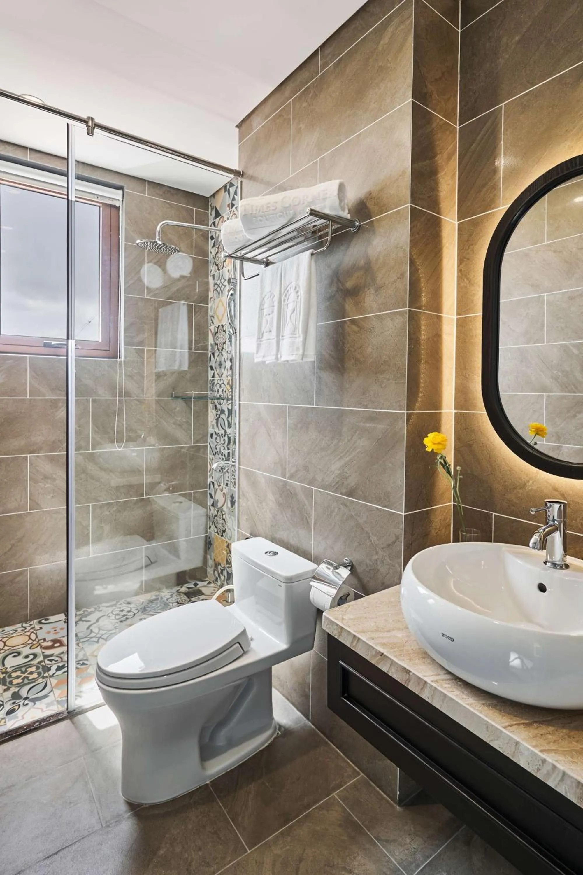 Shower in Times Corner Sorrento Hotel - Complimentary Sunset Town Tour 4pm to 5pm everyday