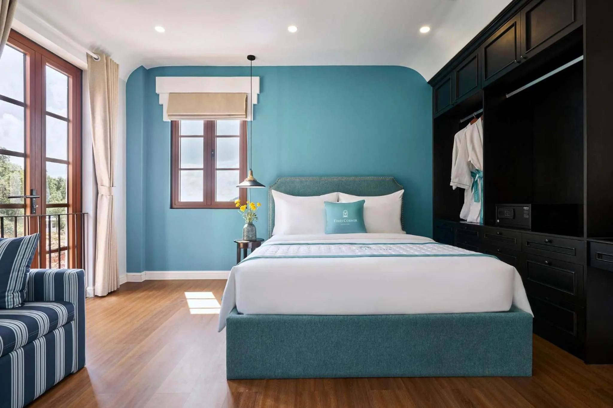 Bed in Times Corner Sorrento Hotel - Complimentary Sunset Town Tour 4pm to 5pm everyday