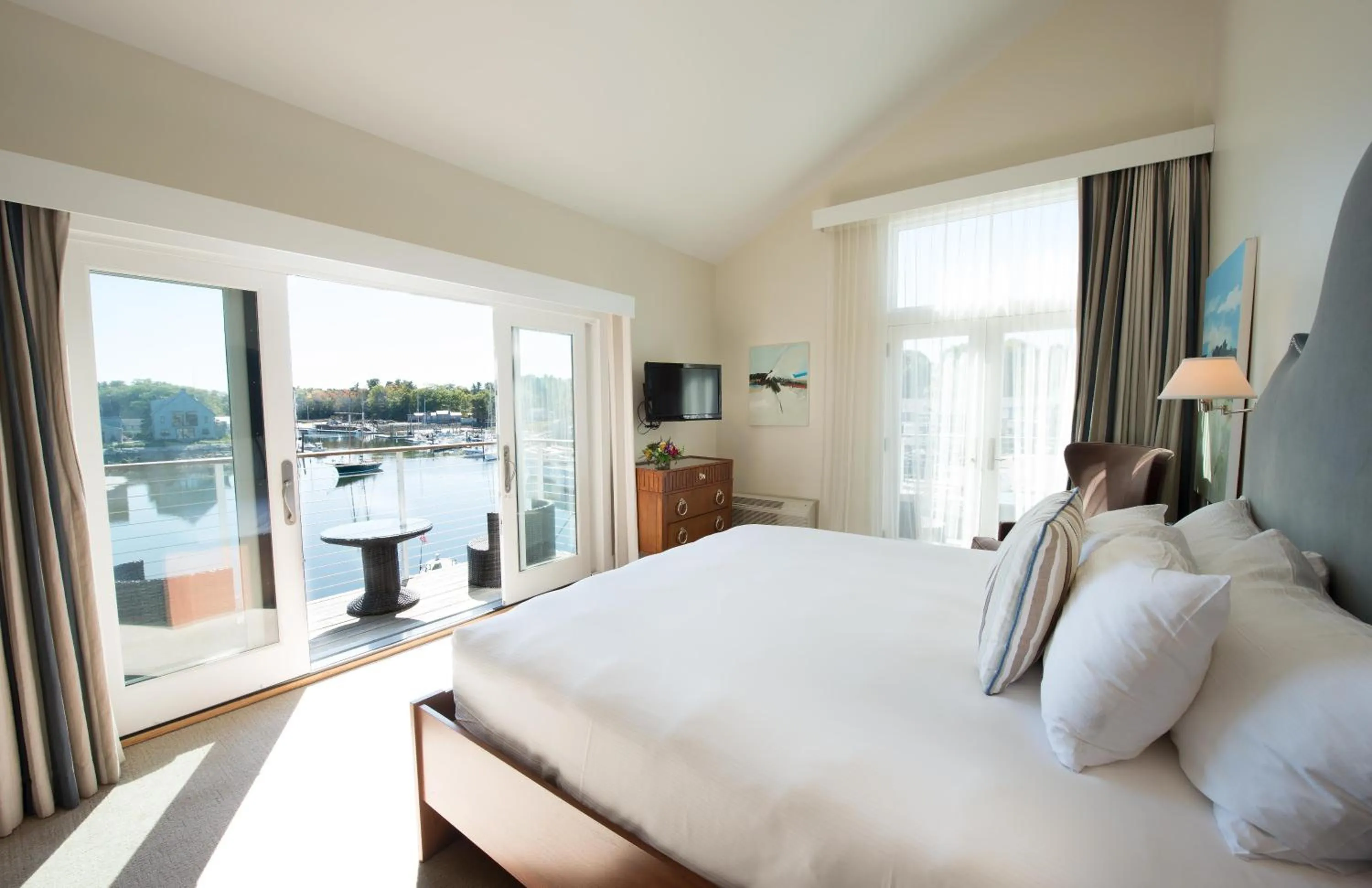 Photo of the whole room, Bed in The Boathouse