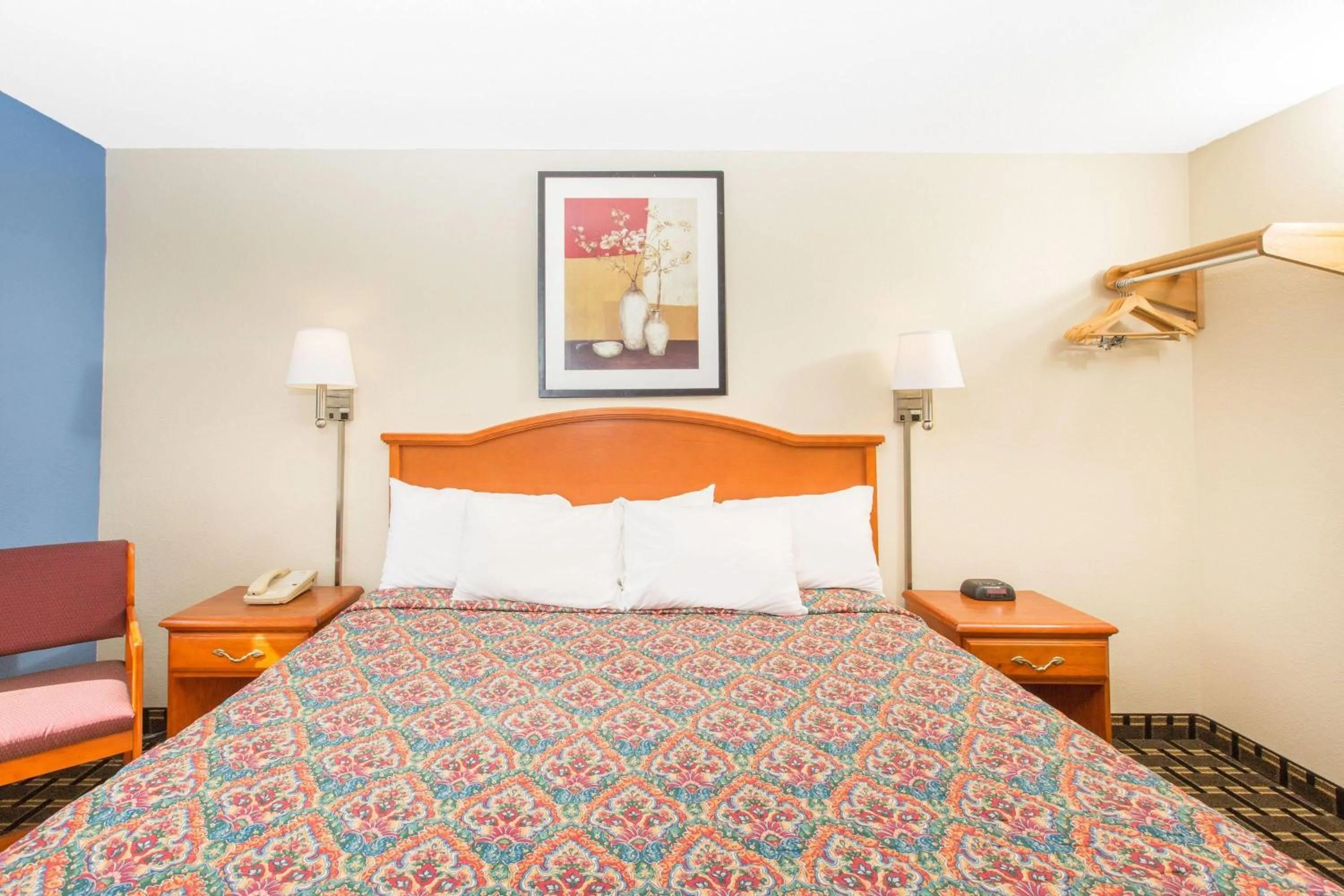 Photo of the whole room, Bed in Days Inn by Wyndham Effingham