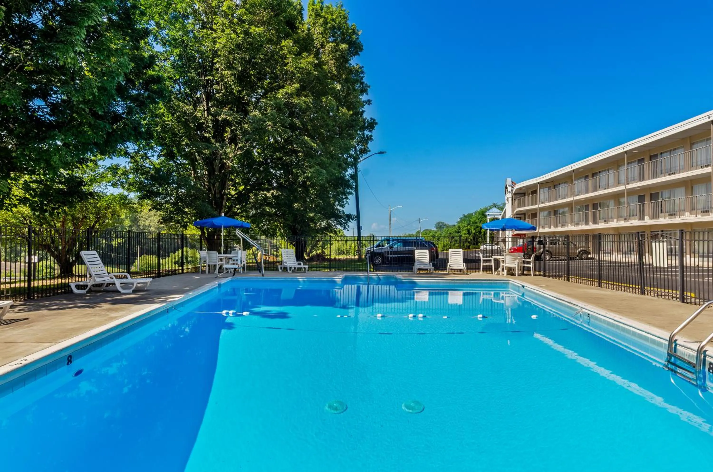 Swimming pool in Quality Inn Lexington