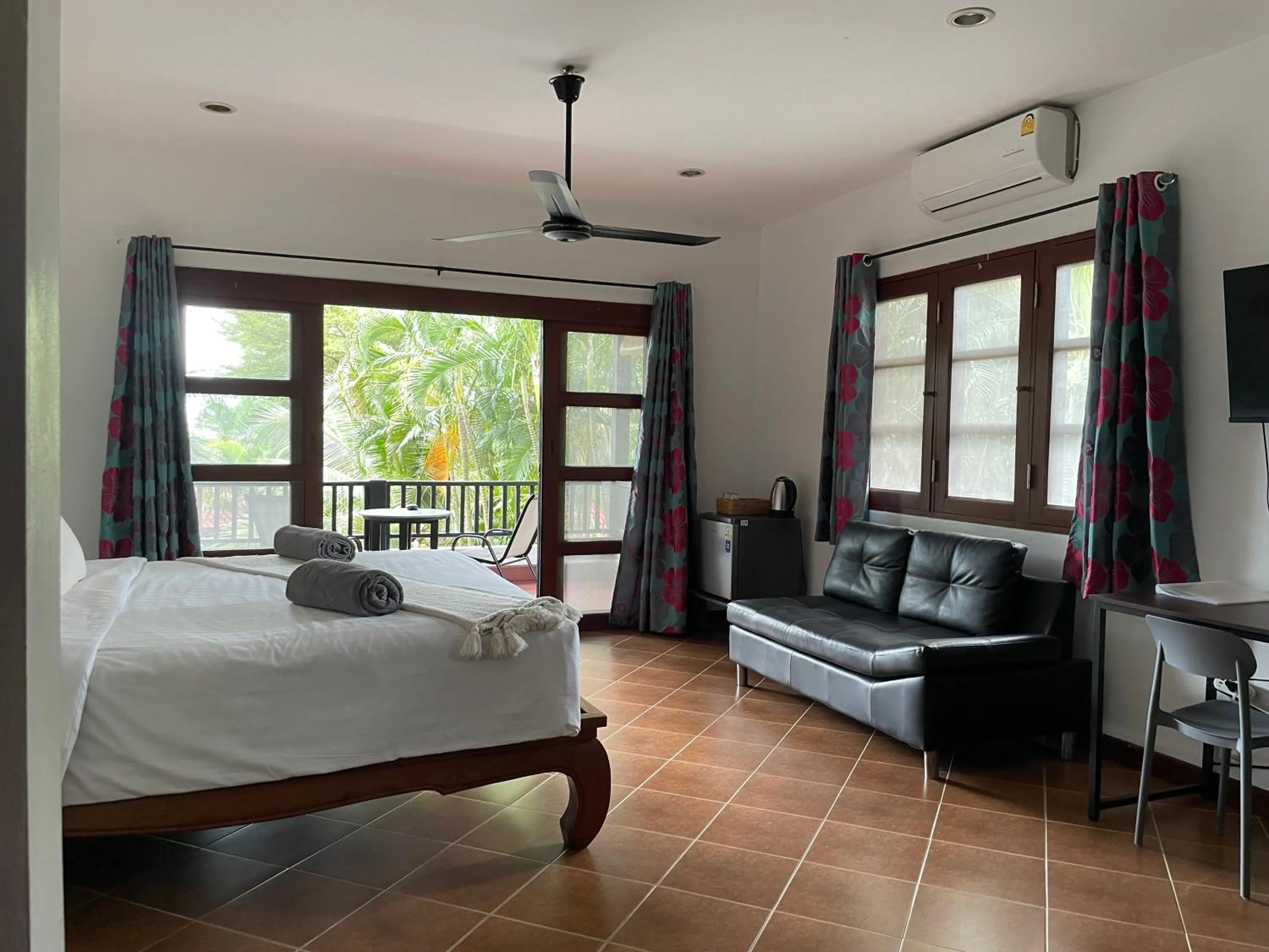 Patio, Bed in Jade cottages