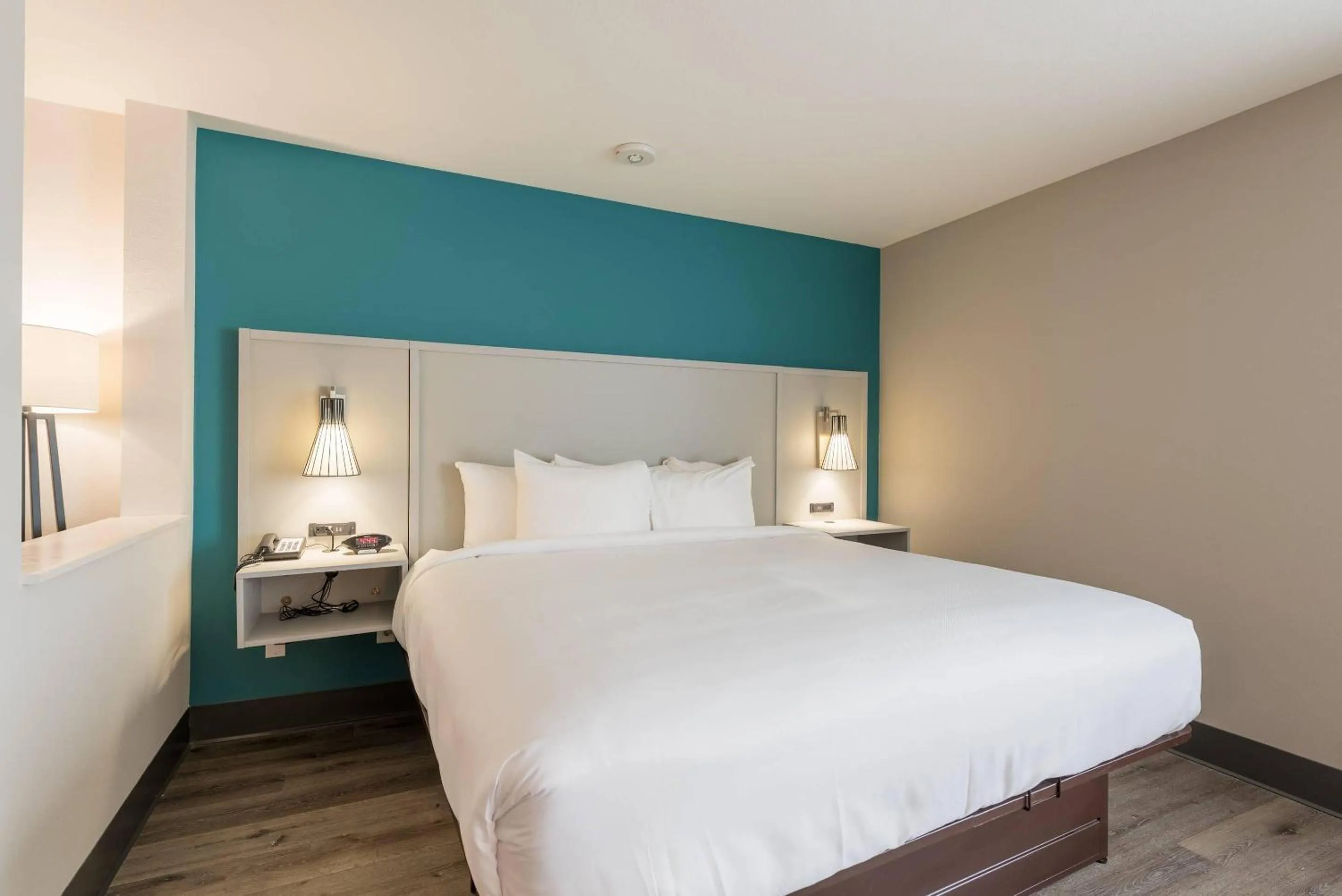 Bedroom, Bed in Comfort Suites Colorado Springs East - Medical Center Area