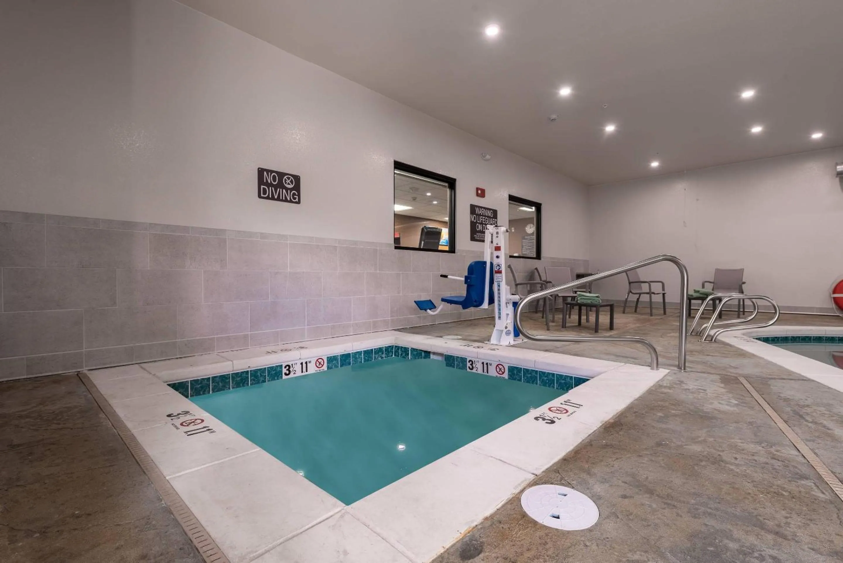Swimming pool in Comfort Suites Colorado Springs East - Medical Center Area